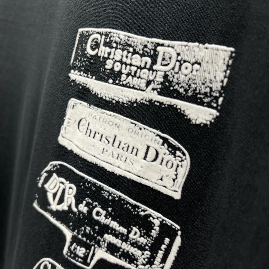 🅿️240 🧧CD Snowflake Plush Print Black T Size: S-XL This T-shirt is decorated with the Dior Archives Labels logo, reinterpreting the Dior label in a 3D printed version. Crafted from white cotton jersey