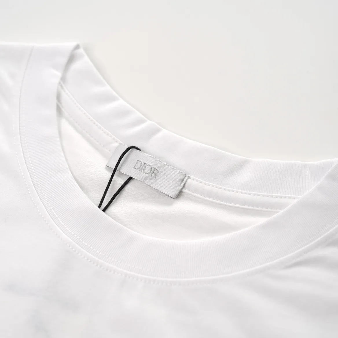 🅿️220 Dio* flocked label printed round neck short sleeves Double-ply combed cotton fabric Flocking printing technology on the chest Highly viscose velvet material can be washed multiple times and will not fade away Versatile summer item Size XS-L