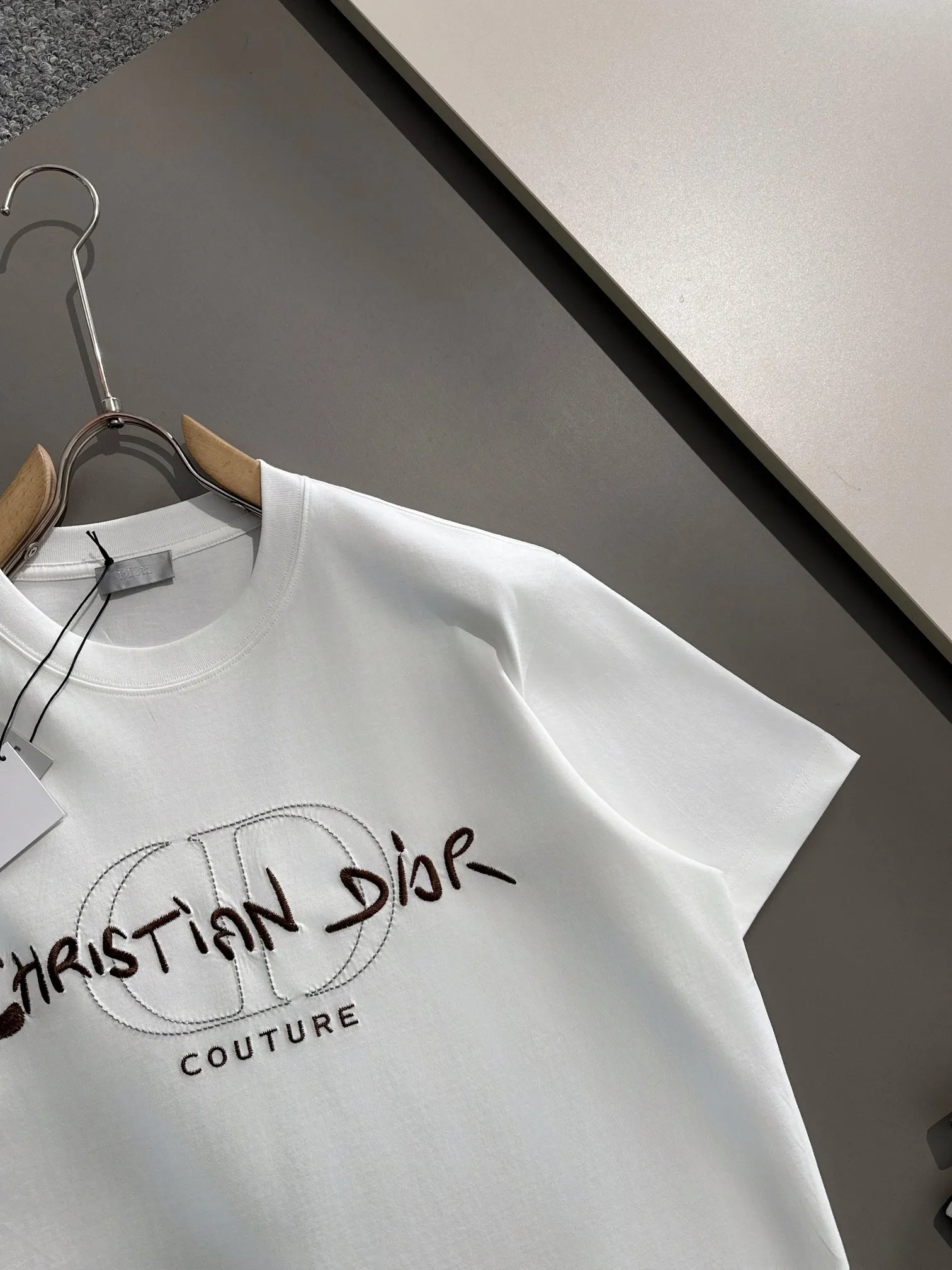 🅿️170 (arrives the next day) Dior 2025 new style artistic embroidered letter logo, same style for men and women, short-sleeved T-shirt ·Customized 260g 100% double yarn pure cotton fabric ·Imported Tajima machine embroidery technology ·Custom dyed 32 double-strand threads ·Collar label and hangtag main mark and three labels complete Color: White Size: XS S M L