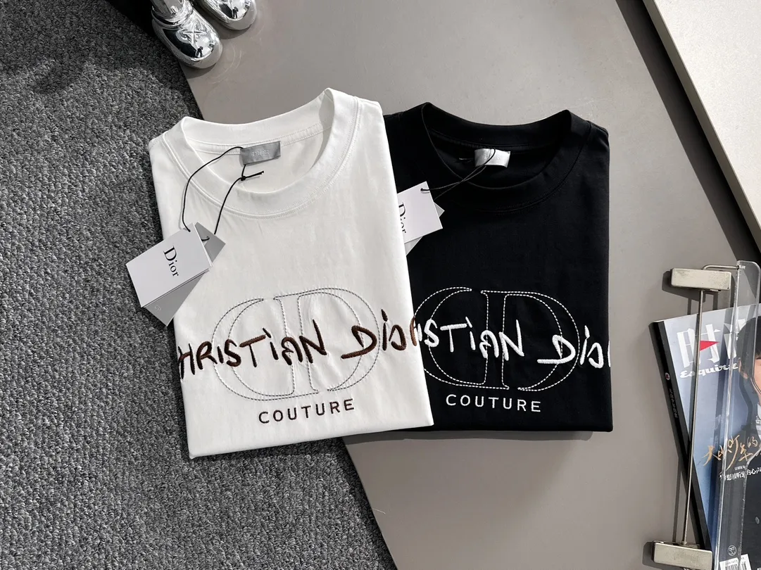 🅿️170 (arrives the next day) Dior 2025 new style artistic embroidered letter logo, same style for men and women, short-sleeved T-shirt ·Customized 260g 100% double yarn pure cotton fabric ·Imported Tajima machine embroidery technology ·Custom dyed 32 double-strand threads ·Collar label and hangtag main mark and three labels complete Color: White Size: XS S M L