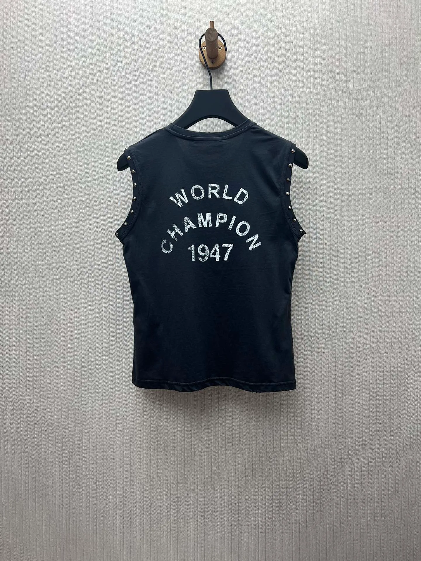 🅿️230 Dior 25ss new black vest decorated with J'Adore Dior words. Crafted from cotton jersey in a slim fit, it has metal studs at the armholes. It adds sophisticated style to any look and is perfect for any season. Size: S.M.L.