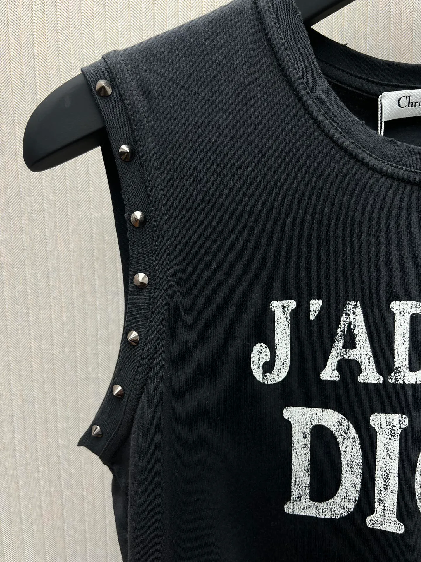 🅿️230 Dior 25ss new black vest decorated with J'Adore Dior words. Crafted from cotton jersey in a slim fit, it has metal studs at the armholes. It adds sophisticated style to any look and is perfect for any season. Size: S.M.L.