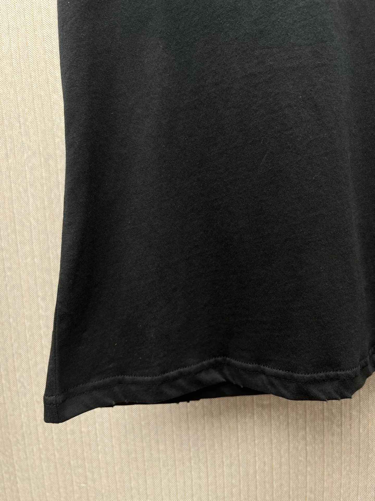 🅿️230 Dior 25ss new black vest decorated with J'Adore Dior words. Crafted from cotton jersey in a slim fit, it has metal studs at the armholes. It adds sophisticated style to any look and is perfect for any season. Size: S.M.L.