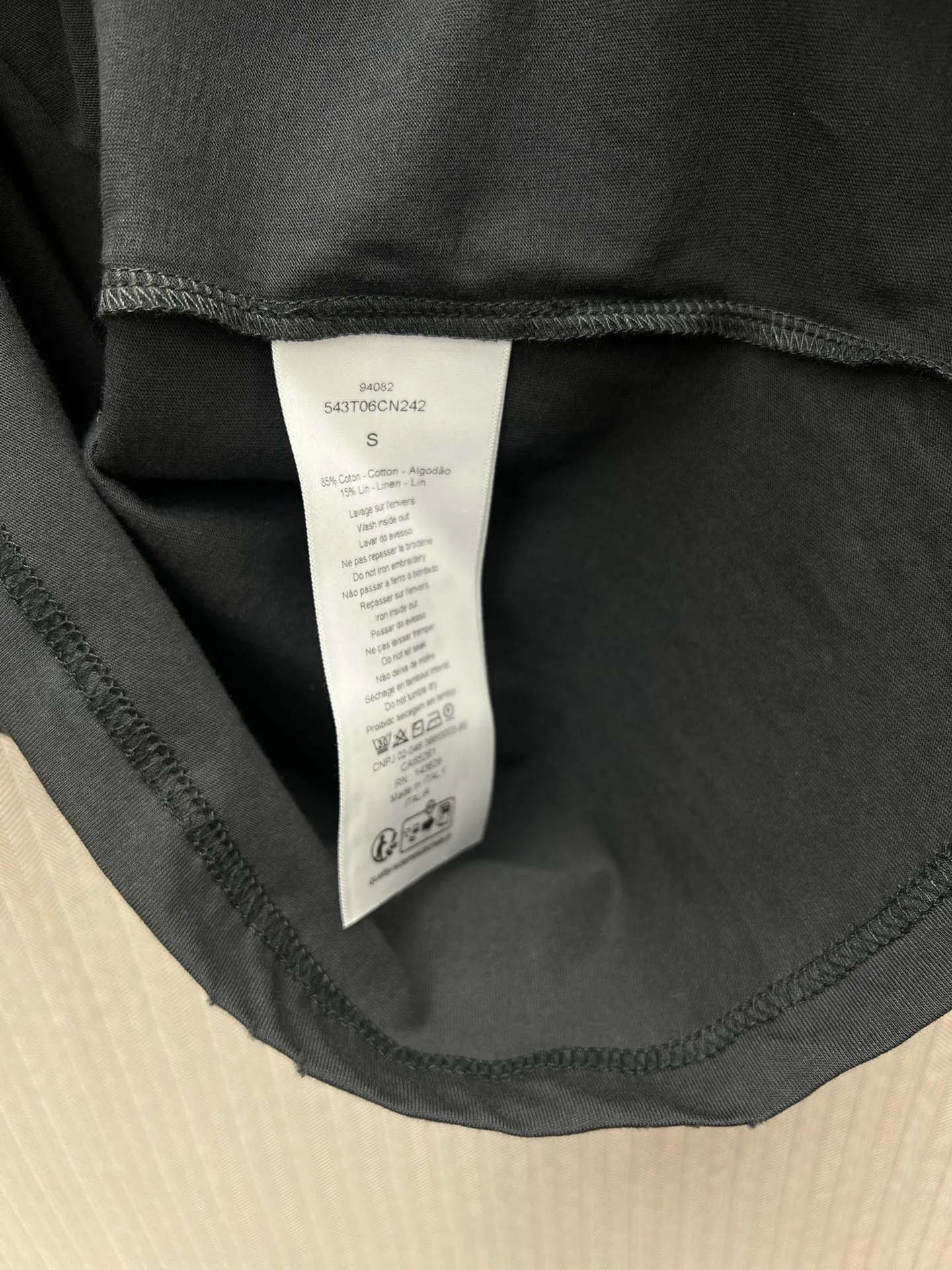 🅿️230 Dior 25ss new black vest decorated with J'Adore Dior words. Crafted from cotton jersey in a slim fit, it has metal studs at the armholes. It adds sophisticated style to any look and is perfect for any season. Size: S.M.L.