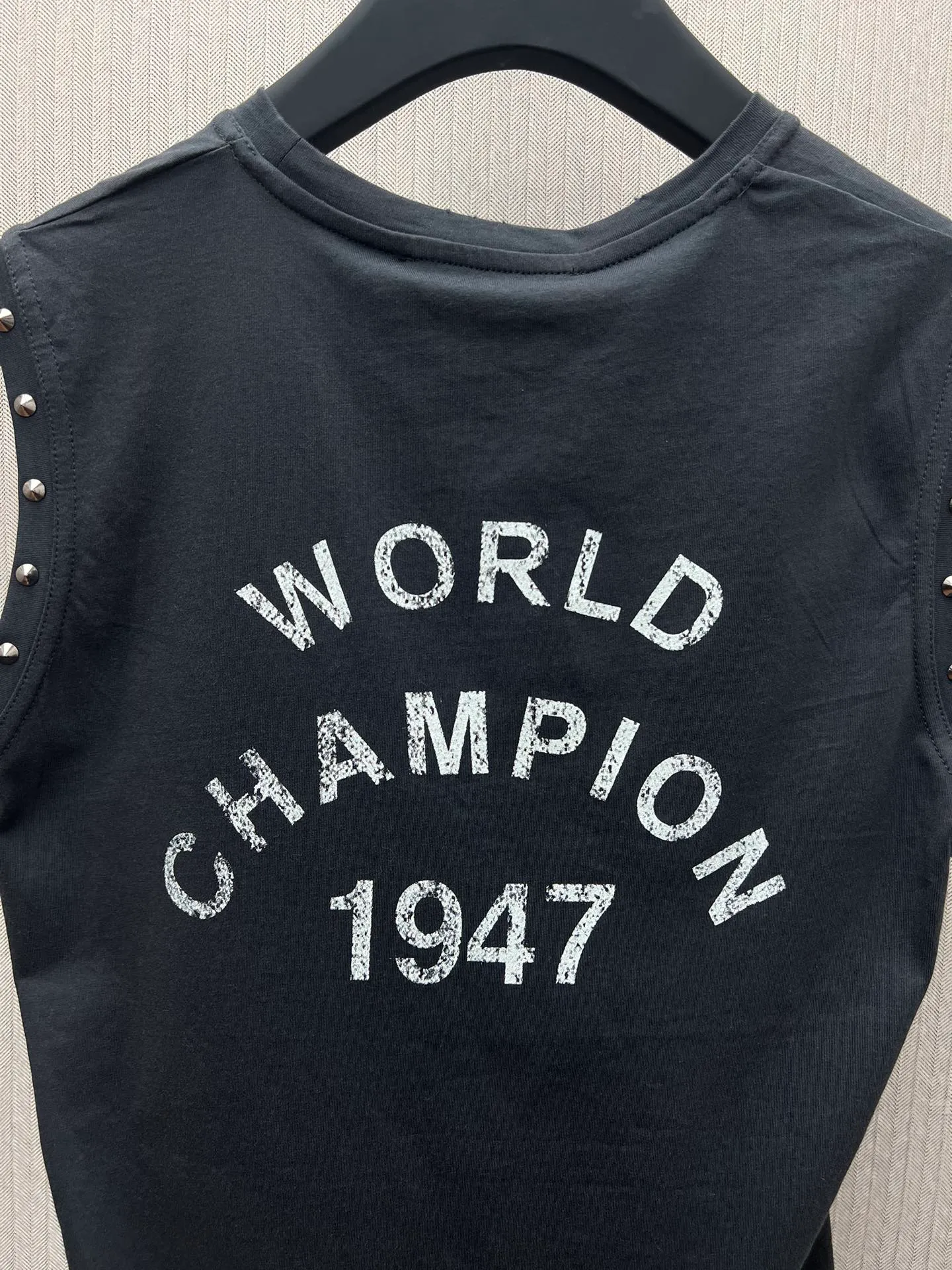 🅿️230 Dior 25ss new black vest decorated with J'Adore Dior words. Crafted from cotton jersey in a slim fit, it has metal studs at the armholes. It adds sophisticated style to any look and is perfect for any season. Size: S.M.L.