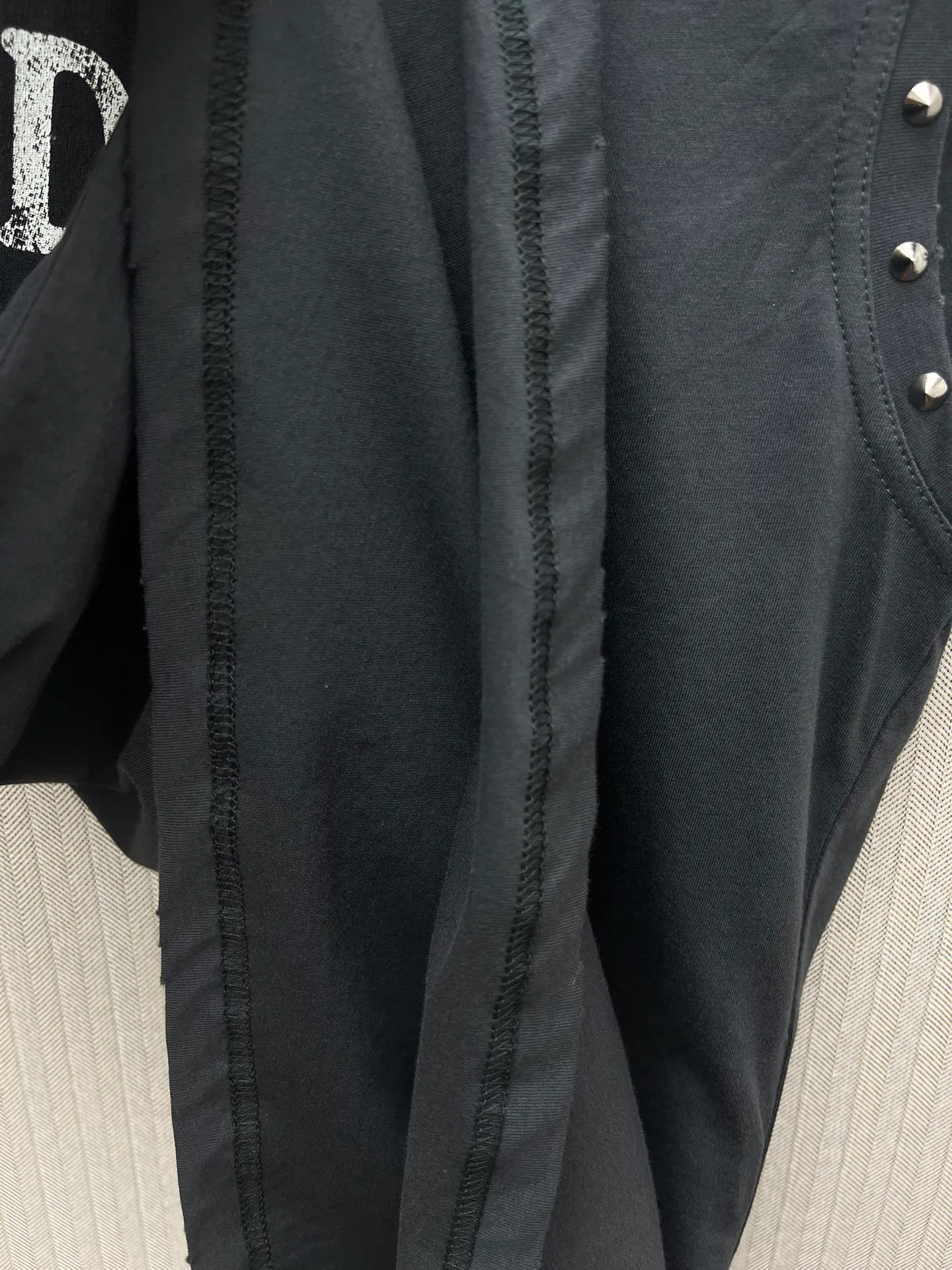 🅿️230 Dior 25ss new black vest decorated with J'Adore Dior words. Crafted from cotton jersey in a slim fit, it has metal studs at the armholes. It adds sophisticated style to any look and is perfect for any season. Size: S.M.L.