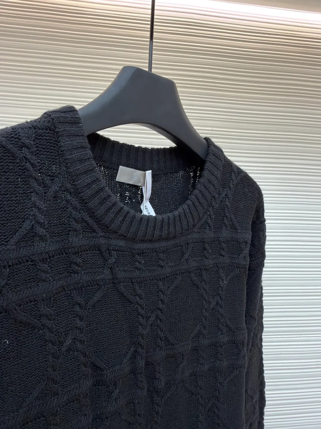 DIOR cashmere fabric cannage pattern sweater ●Original version: 22000 purchased and developed ●Item number: 1681446-B40 ●Fabric: wool blended fabric ●Technology: knitted ●Color: black ●Version: fitted version ●Weight: about 655 grams ●Size: S-M-L-XL ●Description: This sweater is made of high-quality wool blended fabric and uses precision jacquard knitting technology to present the brand's iconic texture pattern, which is soft to the touch and has excellent warmth retention. The round neck structure is processed by overlocking technology, and the neckline fits the neck and is not easily deformed. The overall knitting process adopts high-density weaving method, the jacquard texture is three-dimensional and uniform, and the body is smooth without missing stitches. From fabric selection to detailed control of jacquard craftsmanship, every process reflects Dior's ultimate pursuit of craftsmanship precision and luxurious style. It not only retains the classic warmth of knitted sweaters, but also demonstrates the brand's high recognition through unique jacquard design. It is a fusion of knitting craftsmanship and high-end fashion design. The overall wiring is straight and delicate, the fabric is comfortable and soft, and the color is consistent without color difference. It can be matched with the same style to create a fashionable look and control various occasions. Customized accessories, complete with three standards, same style for men and women!