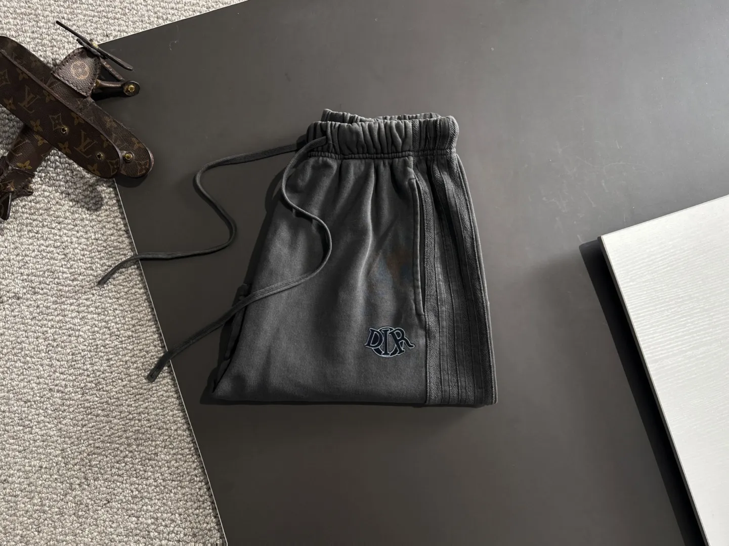 🅿️500 next day shipping DIOR/Dior high-end customization 2025 spring and summer new elastic band casual heavy industry washed suit, batik tripe sweat-absorbent and breathable, counter-customized fabric with high breathability and comfort, impeccable details, brand element design concept, reflecting high quality. It feels delicate and soft! It presents a casual cut and the upper body shape is great! Trading company channels are rare and available on the official website simultaneously! From a high-end men's positioning brand, high-end, low-key luxury taste, people can't refuse! Exquisite workmanship and impeccable quality! The overall style is simple, fashionable and timeless, fully meeting the requirements of stylish and tasteful dressing! Size: S-XXL