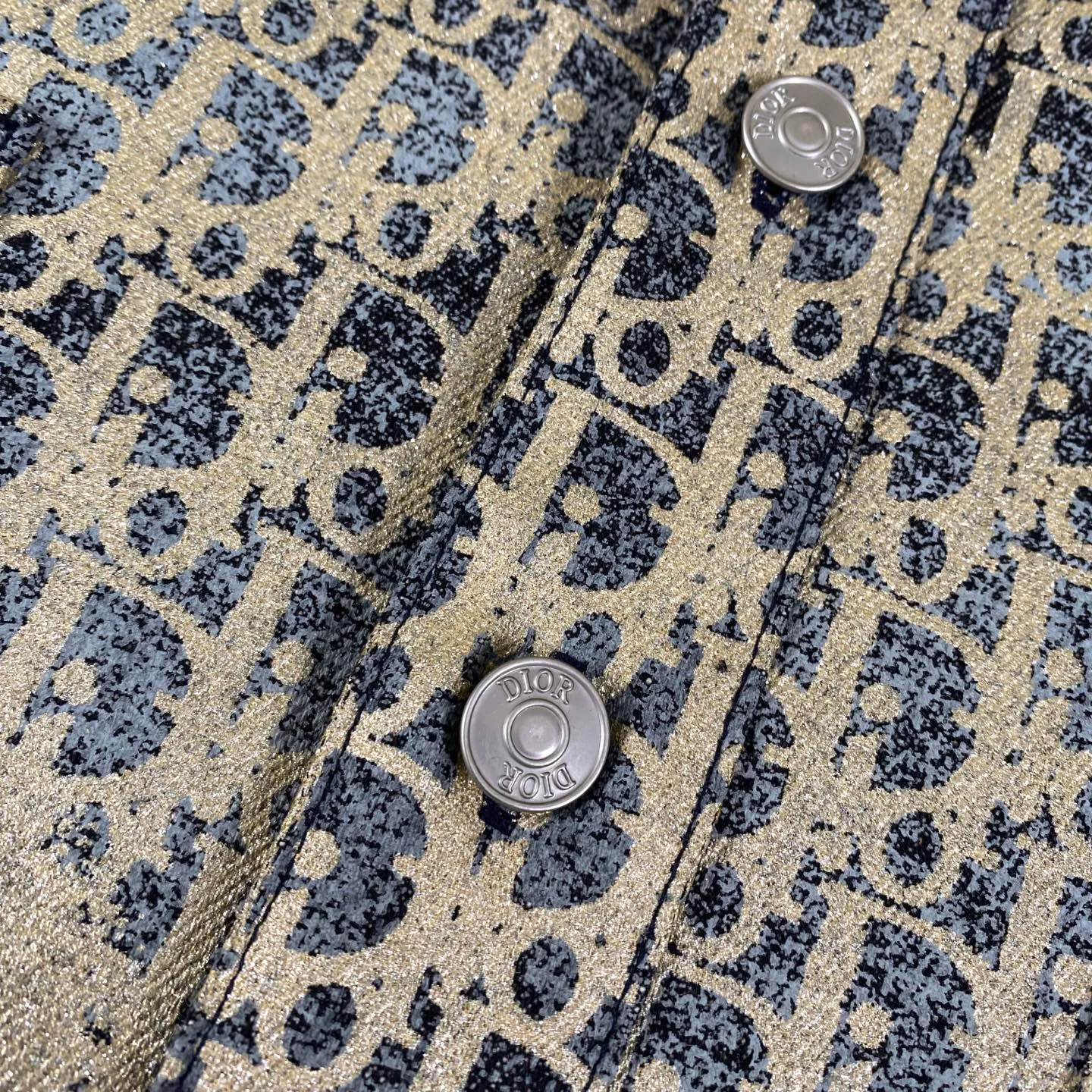 Jacket 🅿️340 Pants 🅿️300 (correct version, top replica) Dior Dior SS23 latest laser pink flash distressed bronzing all-over printed jeans jacket suit Fabric: Original customized fabric Loose fit Upper body details: All accessories 1:1 mold customization Restore the original version Feel free to compare! This jacket is a classic item in the men's wardrobe, showing off a fashionable style. It is crafted from cotton-blend twill fabric in gray and gold tones. It is decorated with laser printing and flocked oblique printing all over, and has a distressed effect, giving it a sophisticated and sophisticated look!   Same style for men and women, a must-have for the high street!  Color: hot gold Size: S M L XL