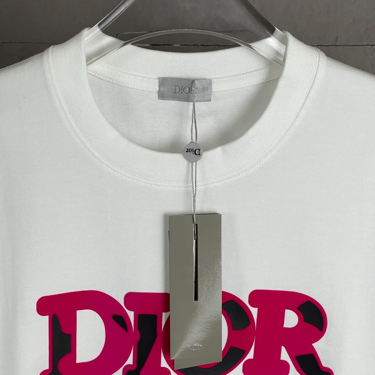 🅿️170 /C16 DIOR 300 high gram weight three-dimensional glue technology Exclusively for the new original men's casual short sleeves High-end customization High version Fashionable and versatile Imported fabrics Super soft and delicate feel Skin-friendly and comfortable to wear High-end boutique High-temperature washing process to ensure no deformation or shrinkage, summer wear, a comfortable and beautiful value! A must-have item for beauty and age reduction! Super fine and smooth surface, uniform, delicate and soft It is comfortable to wear and can easily create a cool summer look. It is easy to handle on the upper body and becomes the focus of the street in minutes. Size: S-XL Color: Black, White, Gray