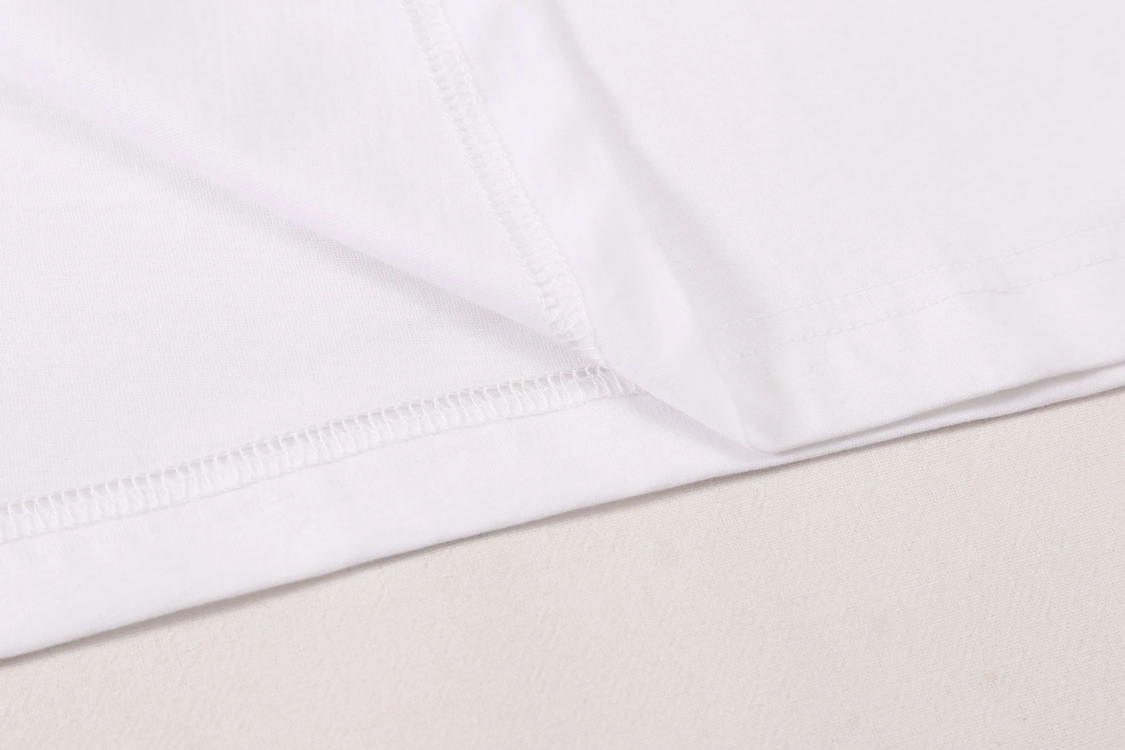 🅿️170 Correct version of high-quality DI0R new flocked logo printed round neck short-sleeved T-shirt. Made of 50s double-ply long-staple cotton plain fabric, treated with dust-free wool processing to give a smooth and soft cotton feel. The front panel is flocked and printed with a hand-made platen screen. The bottom layer is coated with anti-sublimation liquid and then scraped with flocking slurry. The pile is made of 0.2mm high viscose velvet. Two-color pile is mixed. The bottom of the cage cover is electrostatic flocking process. Multiple printing tests are carried out to test the flocking operation time. The number and density of the pile are controlled to ensure that the visual effect is consistent with the original. SIZE: XS S M L
