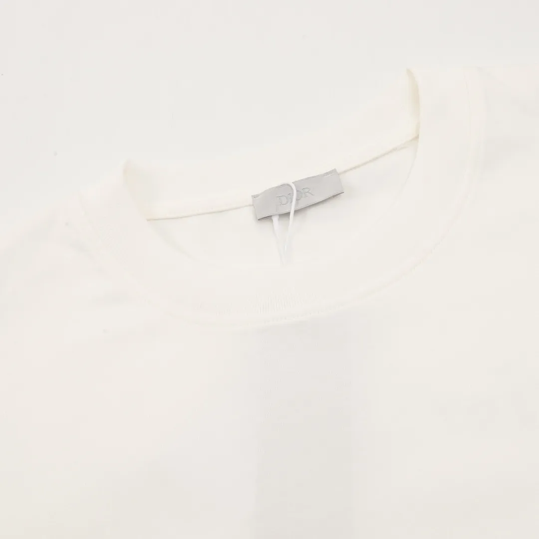 🅿️380 Dior/Dior classic front and back printed letter long sleeves made of customized fabrics. DuPont Sorona material is added, which is skin-friendly, long-lasting antibacterial, anti-mite, and more washable. The cotton thread has been repeatedly processed to remove inferior coarse fibers and impurities, leaving only high-quality cotton fibers, making the fabric more advanced and classy. Environmentally friendly polishing enzyme technology gives the fabric a clean appearance and clear texture. Fine workmanship, compare with the counters! A highly recognizable long-sleeved style with great upper body effect!!! Super versatile! Same style for men and women. Color: black, white Size: S-XL