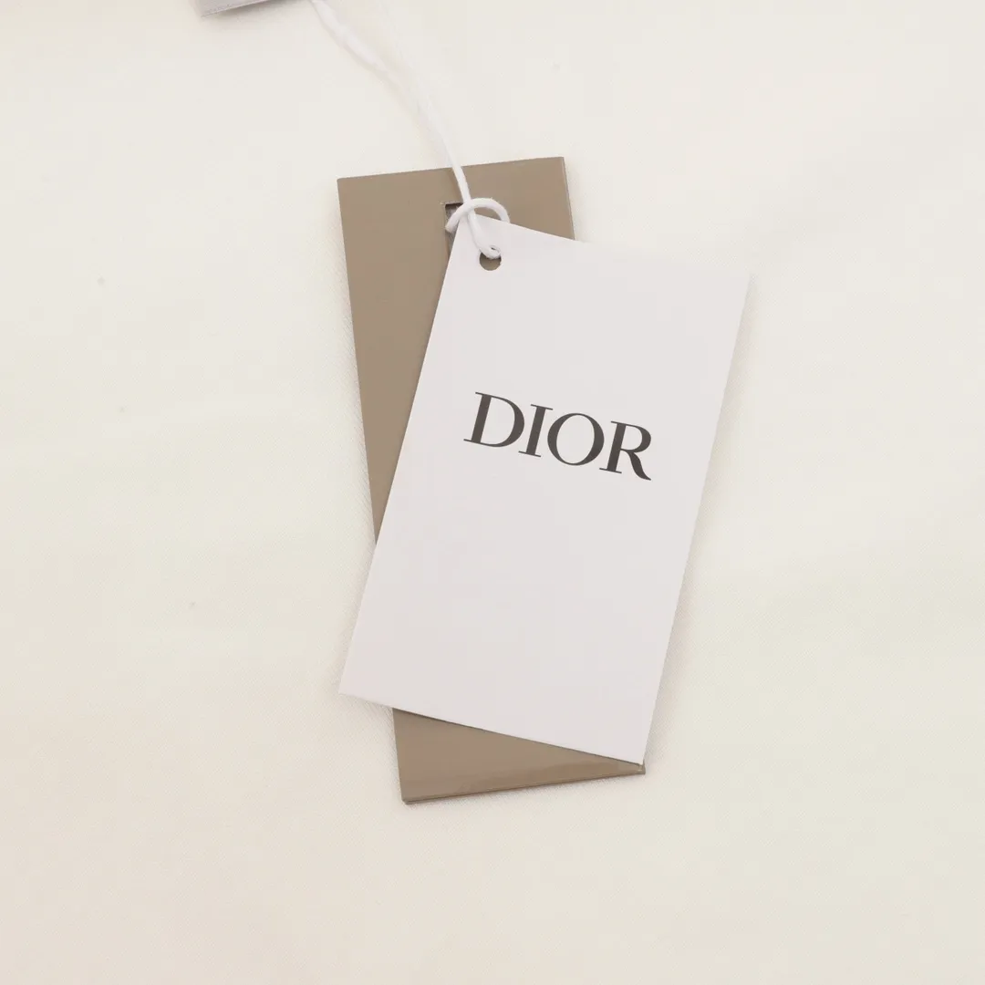 🅿️380 Dior/Dior classic front and back printed letter long sleeves made of customized fabrics. DuPont Sorona material is added, which is skin-friendly, long-lasting antibacterial, anti-mite, and more washable. The cotton thread has been repeatedly processed to remove inferior coarse fibers and impurities, leaving only high-quality cotton fibers, making the fabric more advanced and classy. Environmentally friendly polishing enzyme technology gives the fabric a clean appearance and clear texture. Fine workmanship, compare with the counters! A highly recognizable long-sleeved style with great upper body effect!!! Super versatile! Same style for men and women. Color: black, white Size: S-XL