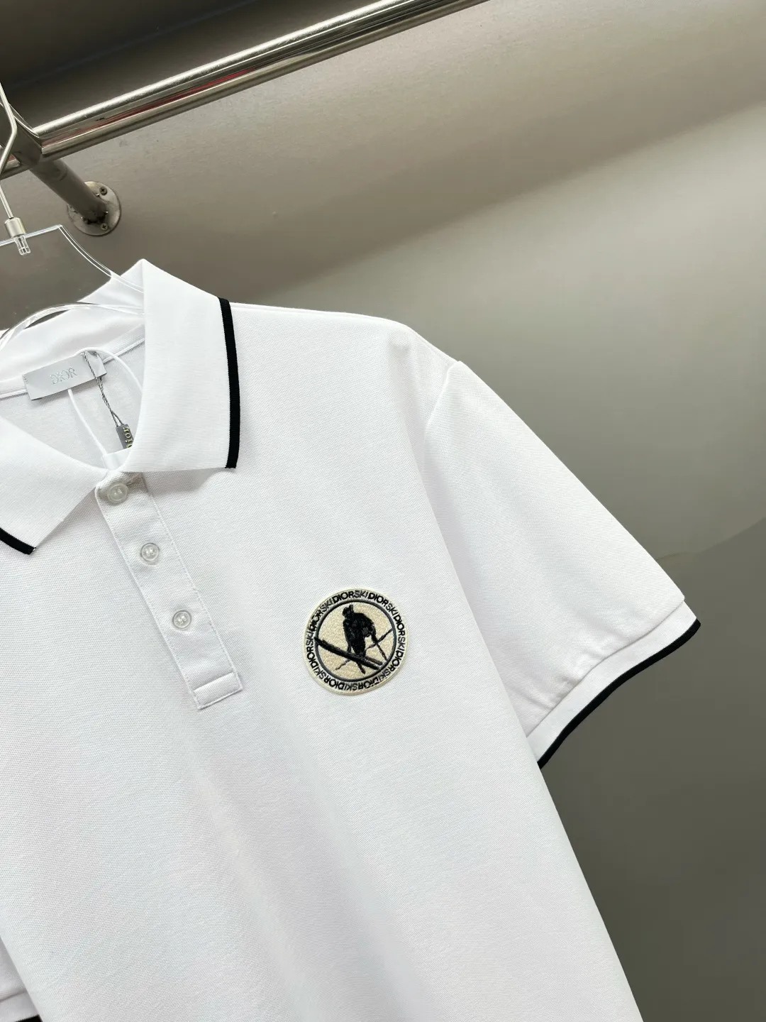 🅿️220 DIOR Dior embroidery new Polo shirt original fabric official same style Made of 210g pure cotton pique fabric, customized same vat dyed fabric, feels very comfortable and smooth, very wide and stylish, produced by first-line brand OEM factory, imported Behringer embroidery machine, embroidery is full and textured, collar rib is woven with imported yarn, does not deform after long-term wear, latest spring and summer style, fashionable and personalized Super versatile and good-looking. It is very suitable for both men and women. It is a must-have item for everyone. Color: Black White Size: S-XXL