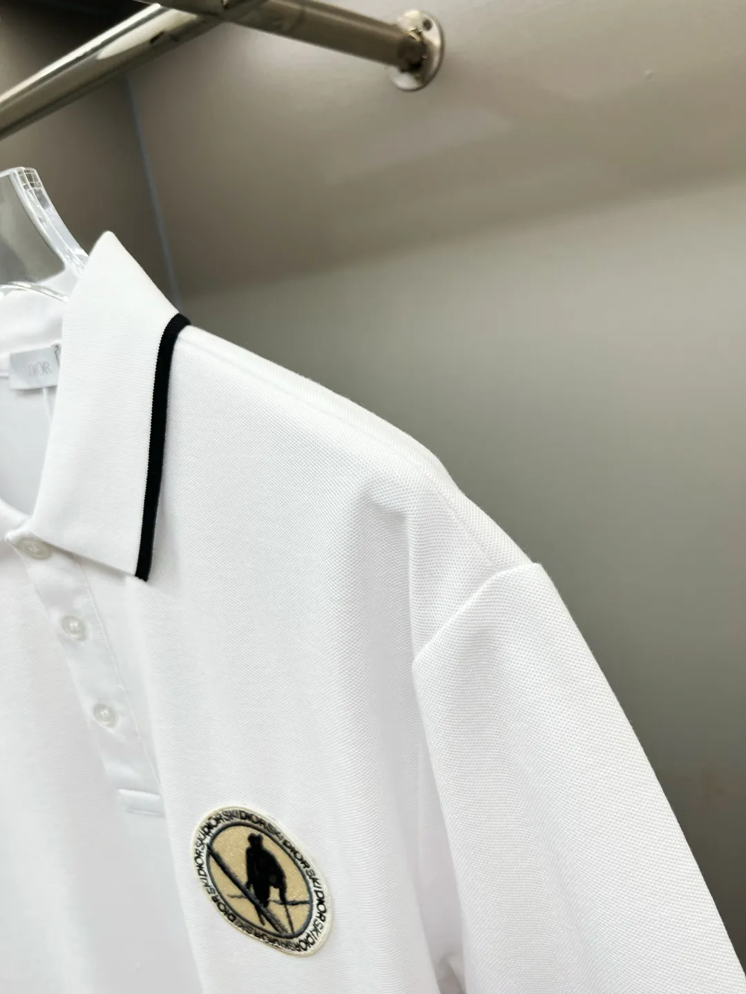 🅿️220 DIOR Dior embroidery new Polo shirt original fabric official same style Made of 210g pure cotton pique fabric, customized same vat dyed fabric, feels very comfortable and smooth, very wide and stylish, produced by first-line brand OEM factory, imported Behringer embroidery machine, embroidery is full and textured, collar rib is woven with imported yarn, does not deform after long-term wear, latest spring and summer style, fashionable and personalized Super versatile and good-looking. It is very suitable for both men and women. It is a must-have item for everyone. Color: Black White Size: S-XXL