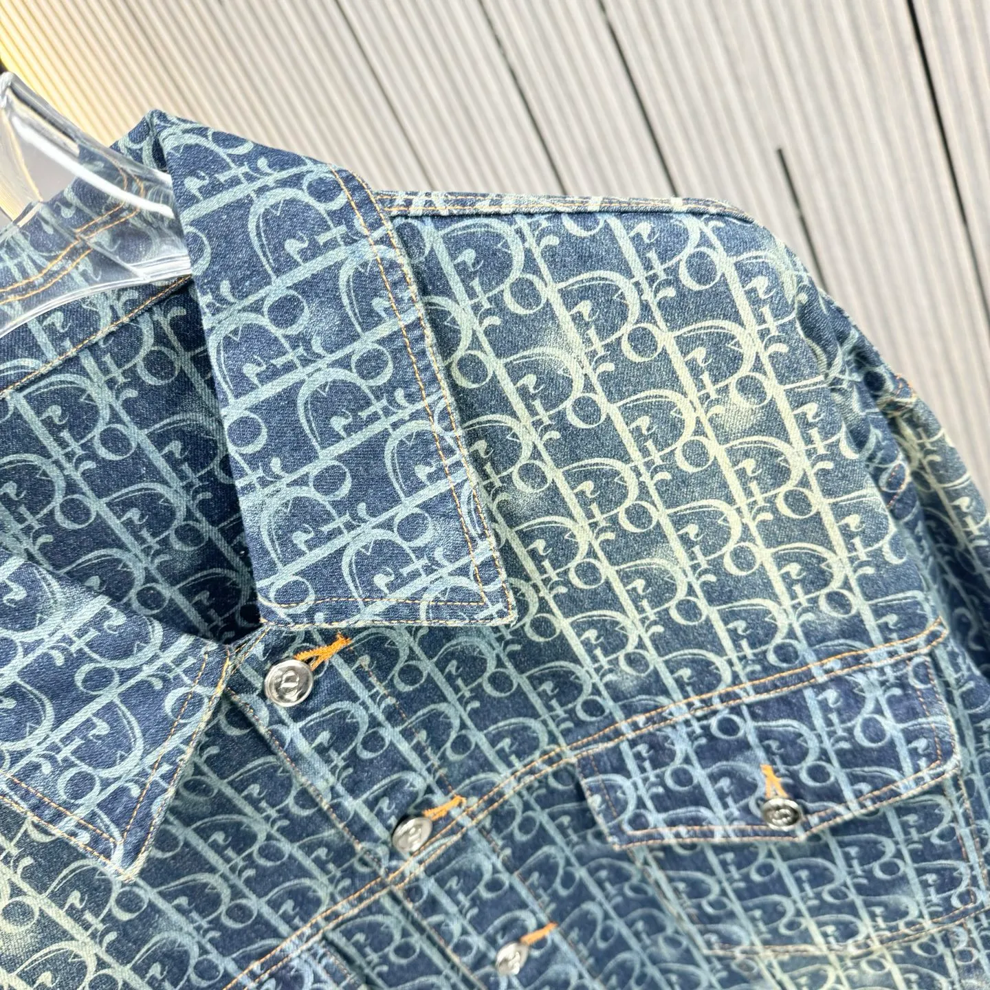 🅿️380 CD Dior denim jacket, washed blue color, same style for men and women, loose fit. This product uses beaded sail fabric. The beaded sail fabric treated with a special washing process not only retains its original toughness, but also gives it a softer and more comfortable touch. The fabric is as gentle against the skin as a spring breeze. The beaded sail fabric has a unique retro charm, which becomes more rustic and natural after washing. Whether it is production or design, it can show the classic retro style, which is hard to put down. The washed beaded sail fabric has good breathability and moisture absorption, keeping you dry and comfortable even in the hot summer. At the same time, its thermal insulation properties also make it an ideal choice for autumn and winter. Same size for men and women. Size: S-XL