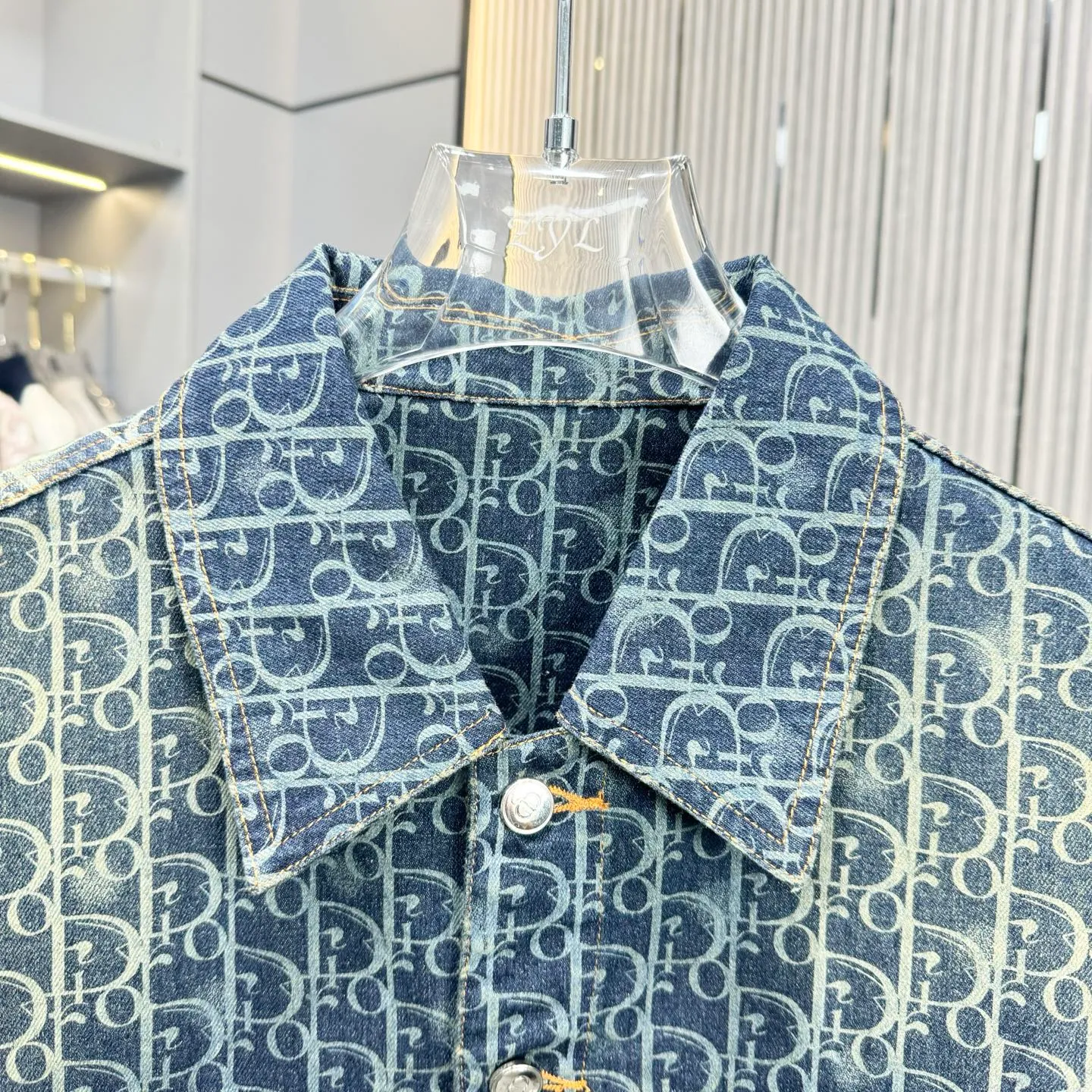 🅿️380 CD Dior denim jacket, washed blue color, same style for men and women, loose fit. This product uses beaded sail fabric. The beaded sail fabric treated with a special washing process not only retains its original toughness, but also gives it a softer and more comfortable touch. The fabric is as gentle against the skin as a spring breeze. The beaded sail fabric has a unique retro charm, which becomes more rustic and natural after washing. Whether it is production or design, it can show the classic retro style, which is hard to put down. The washed beaded sail fabric has good breathability and moisture absorption, keeping you dry and comfortable even in the hot summer. At the same time, its thermal insulation properties also make it an ideal choice for autumn and winter. Same size for men and women. Size: S-XL