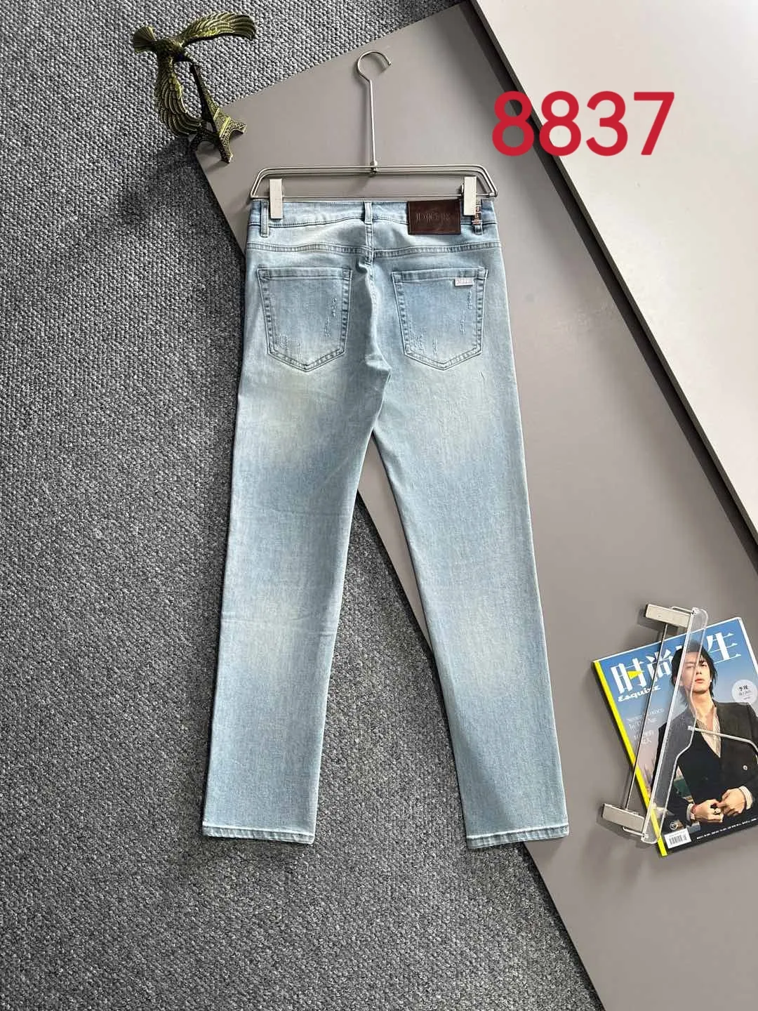 🅿️400 Dior 2025 summer slim jeans trousers, woven from imported Japanese Denim plain cotton denim fabric, complete with three standards, simple yet elegant, soft, delicate and comfortable, versatile and fashionable on the upper body! Light luxury, a must-have item for daily commuting! 8837 code number: 28-38 (please state your height and weight when placing an order)
