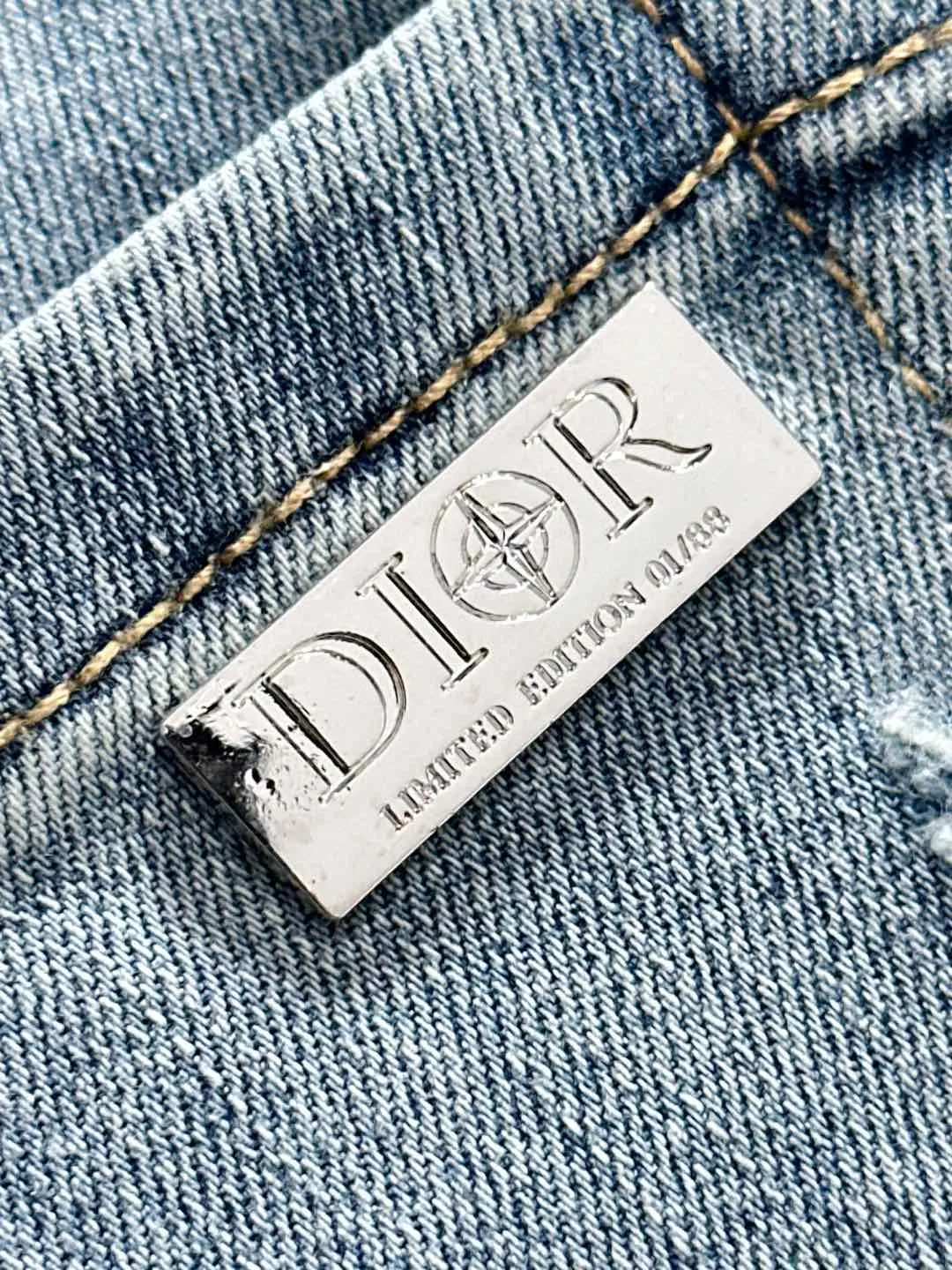 🅿️400 Dior 2025 summer slim jeans trousers, woven from imported Japanese Denim plain cotton denim fabric, complete with three standards, simple yet elegant, soft, delicate and comfortable, versatile and fashionable on the upper body! Light luxury, a must-have item for daily commuting! 8837 code number: 28-38 (please state your height and weight when placing an order)
