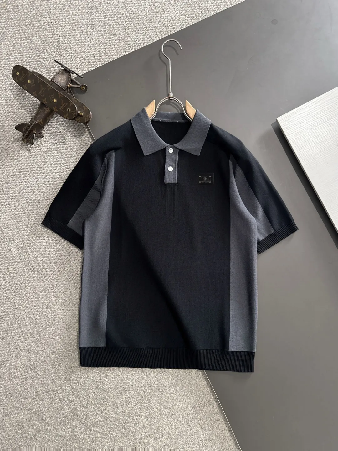 🅿️330 shipped next day. High quality Dior 2025 spring and summer new men's lapel short-sleeved T-shirt. Made of combed cotton yarn knitted cotton fabric. Pure cotton high-weight special yarn. It feels heavy when weighed. The upper body is also more textured than ordinary T-shirts. This texture can cope with the weather easily and is suitable for both hot and cold! The pattern on the chest adopts three-dimensional embroidery technology, and is perfectly produced stitch by stitch with reference to the original version! Loose fit design, looks noble. Size: M to XXXL