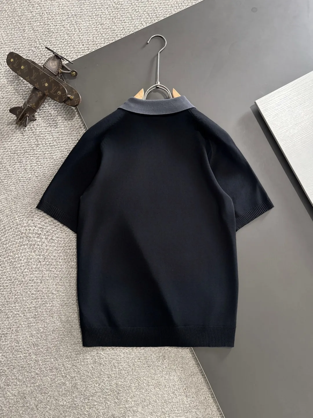 🅿️330 shipped next day. High quality Dior 2025 spring and summer new men's lapel short-sleeved T-shirt. Made of combed cotton yarn knitted cotton fabric. Pure cotton high-weight special yarn. It feels heavy when weighed. The upper body is also more textured than ordinary T-shirts. This texture can cope with the weather easily and is suitable for both hot and cold! The pattern on the chest adopts three-dimensional embroidery technology, and is perfectly produced stitch by stitch with reference to the original version! Loose fit design, looks noble. Size: M to XXXL