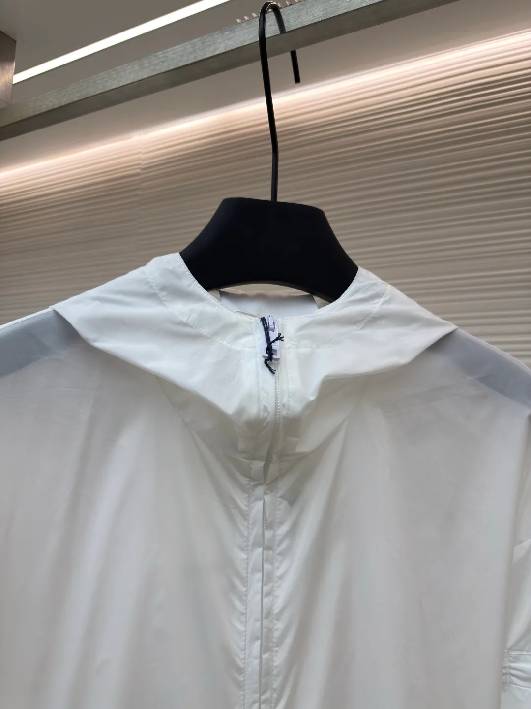 Prada functional zipper jacket ●Authentic product: Purchased and developed for 16700 ●Item number: 1680567-B20 ●Fabric: nylon fabric ●Technology: Positioning cutting machine ●Version: fitted version ●Weight: about 320 grams ●Size: S-M-L-XL ●Description: Customized and elegant light and strong regenerated nylon silk, as light as feathers, comfortable and close to the skin, with olive green as the main color, occupying a place with its unique calmness and elegance The tailoring is neat and generous, the lines are smooth and natural, the exquisite triangle logo on the side blooms the brand charm, simple yet elegant, the hood flutters gently, adding a sense of agility and elegance to the overall shape. With its unique flexible switching design of the clothing bag, it has become a model of the perfect integration of fashion and function. The custom pattern template machine is sewn. The sewing line is precisely controlled by the pattern machine to ensure the precise positioning of the Prada triangle mark. The fine sewing of the label and the edge of the jacket forms a subtle transition, and the template machine opens the bag. Preset templates guide the position, shape and size of the bag opening. Accuracy ensures the quality of the bag opening effect. The overall wiring is straight and delicate, the fabric is comfortable and soft, and the color is consistent without color difference. It can be matched with the same style to create a fashionable look and control various occasions. Customized accessories, complete with three standards, same style for men and women!