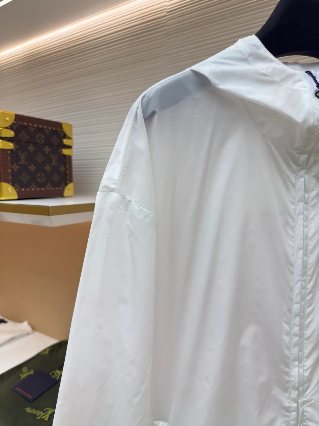 Prada functional zipper jacket ●Authentic product: Purchased and developed for 16700 ●Item number: 1680567-B20 ●Fabric: nylon fabric ●Technology: Positioning cutting machine ●Version: fitted version ●Weight: about 320 grams ●Size: S-M-L-XL ●Description: Customized and elegant light and strong regenerated nylon silk, as light as feathers, comfortable and close to the skin, with olive green as the main color, occupying a place with its unique calmness and elegance The tailoring is neat and generous, the lines are smooth and natural, the exquisite triangle logo on the side blooms the brand charm, simple yet elegant, the hood flutters gently, adding a sense of agility and elegance to the overall shape. With its unique flexible switching design of the clothing bag, it has become a model of the perfect integration of fashion and function. The custom pattern template machine is sewn. The sewing line is precisely controlled by the pattern machine to ensure the precise positioning of the Prada triangle mark. The fine sewing of the label and the edge of the jacket forms a subtle transition, and the template machine opens the bag. Preset templates guide the position, shape and size of the bag opening. Accuracy ensures the quality of the bag opening effect. The overall wiring is straight and delicate, the fabric is comfortable and soft, and the color is consistent without color difference. It can be matched with the same style to create a fashionable look and control various occasions. Customized accessories, complete with three standards, same style for men and women!