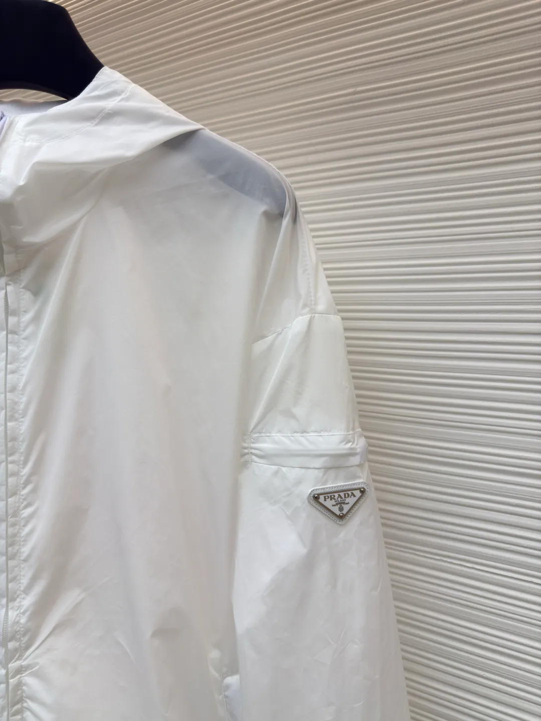 Prada functional zipper jacket ●Authentic product: Purchased and developed for 16700 ●Item number: 1680567-B20 ●Fabric: nylon fabric ●Technology: Positioning cutting machine ●Version: fitted version ●Weight: about 320 grams ●Size: S-M-L-XL ●Description: Customized and elegant light and strong regenerated nylon silk, as light as feathers, comfortable and close to the skin, with olive green as the main color, occupying a place with its unique calmness and elegance The tailoring is neat and generous, the lines are smooth and natural, the exquisite triangle logo on the side blooms the brand charm, simple yet elegant, the hood flutters gently, adding a sense of agility and elegance to the overall shape. With its unique flexible switching design of the clothing bag, it has become a model of the perfect integration of fashion and function. The custom pattern template machine is sewn. The sewing line is precisely controlled by the pattern machine to ensure the precise positioning of the Prada triangle mark. The fine sewing of the label and the edge of the jacket forms a subtle transition, and the template machine opens the bag. Preset templates guide the position, shape and size of the bag opening. Accuracy ensures the quality of the bag opening effect. The overall wiring is straight and delicate, the fabric is comfortable and soft, and the color is consistent without color difference. It can be matched with the same style to create a fashionable look and control various occasions. Customized accessories, complete with three standards, same style for men and women!