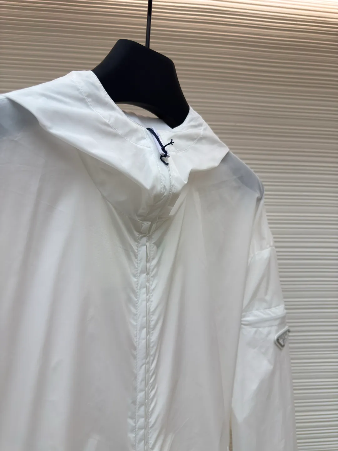 Prada functional zipper jacket ●Authentic product: Purchased and developed for 16700 ●Item number: 1680567-B20 ●Fabric: nylon fabric ●Technology: Positioning cutting machine ●Version: fitted version ●Weight: about 320 grams ●Size: S-M-L-XL ●Description: Customized and elegant light and strong regenerated nylon silk, as light as feathers, comfortable and close to the skin, with olive green as the main color, occupying a place with its unique calmness and elegance The tailoring is neat and generous, the lines are smooth and natural, the exquisite triangle logo on the side blooms the brand charm, simple yet elegant, the hood flutters gently, adding a sense of agility and elegance to the overall shape. With its unique flexible switching design of the clothing bag, it has become a model of the perfect integration of fashion and function. The custom pattern template machine is sewn. The sewing line is precisely controlled by the pattern machine to ensure the precise positioning of the Prada triangle mark. The fine sewing of the label and the edge of the jacket forms a subtle transition, and the template machine opens the bag. Preset templates guide the position, shape and size of the bag opening. Accuracy ensures the quality of the bag opening effect. The overall wiring is straight and delicate, the fabric is comfortable and soft, and the color is consistent without color difference. It can be matched with the same style to create a fashionable look and control various occasions. Customized accessories, complete with three standards, same style for men and women!