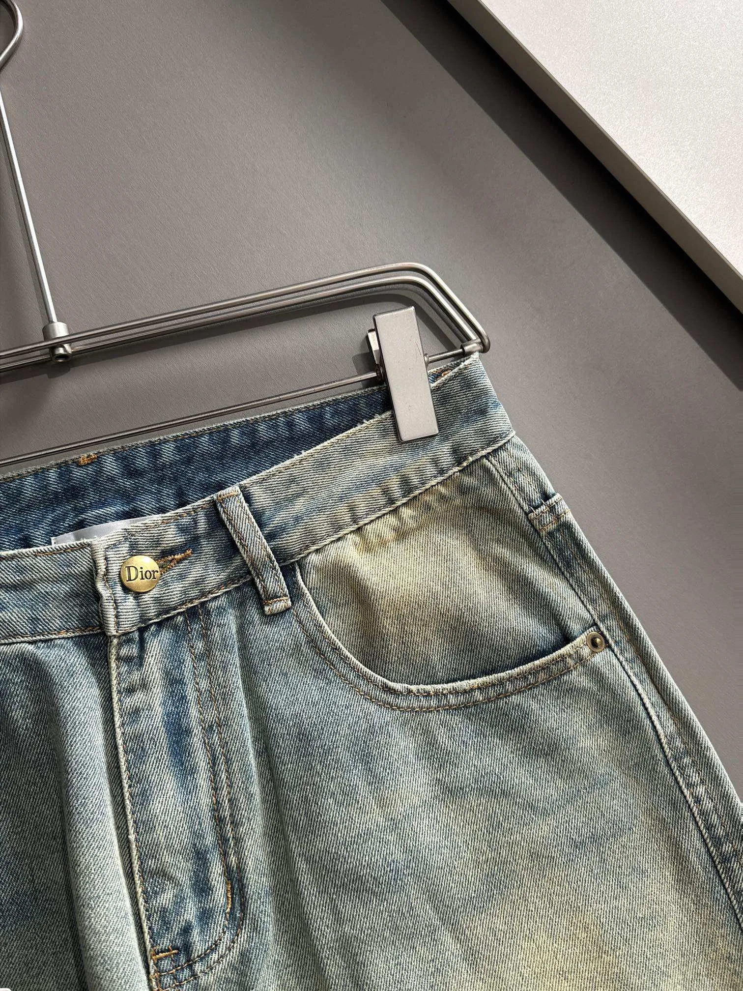 🅿️400 Dior 2025 Four Seasons Loose Jeans and Wide-Leg Trousers, the trend in the trend! Many fashion bloggers control the upper body. The water is woven from imported Japanese Denim plain cotton denim fabric. It has three standards, is soft, delicate, comfortable and breathable. The color has a modern and fashionable vicissitudes. The upper body is versatile and fashionable! Light luxury, a must-have item for daily commuting! Size: S-3XL (please state your height and weight when placing an order)