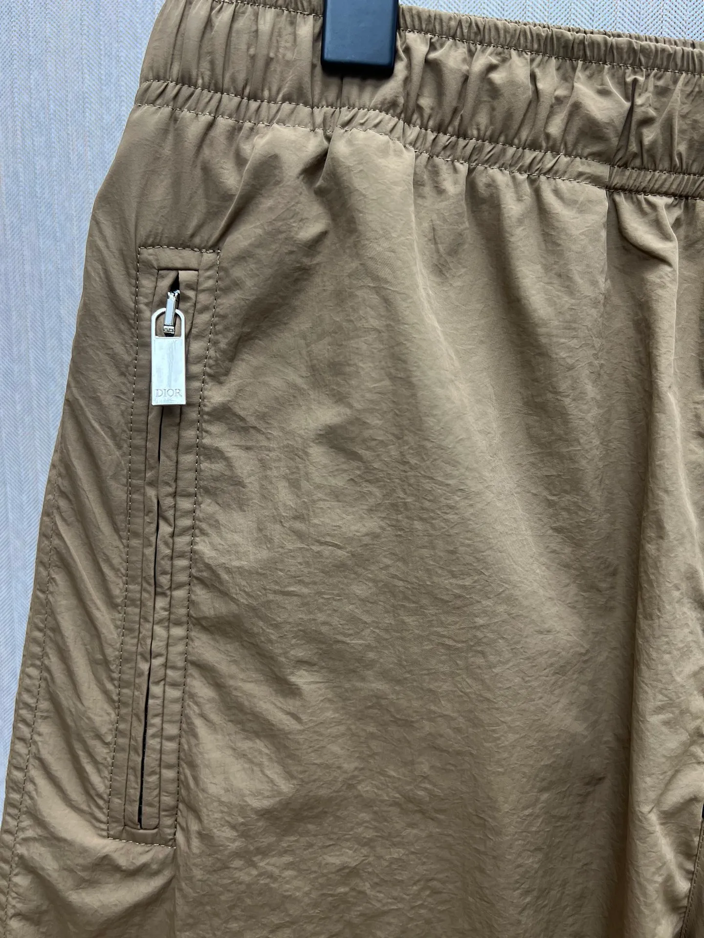 🅿️420 Dior 25ss new shorts, dark blue technical fabric with Dior belt buckle, these shorts are a new interpretation of classic items, highlighting fashion style. Crafted from dark blue technical fabric and finished with a Dior knotted belt buckle for added style. An elasticated waistband and side zip pockets refine the casual silhouette. Pair with a T-shirt for a smart and casual coordinating look.                                         Number of yards: 46.48.50.52.