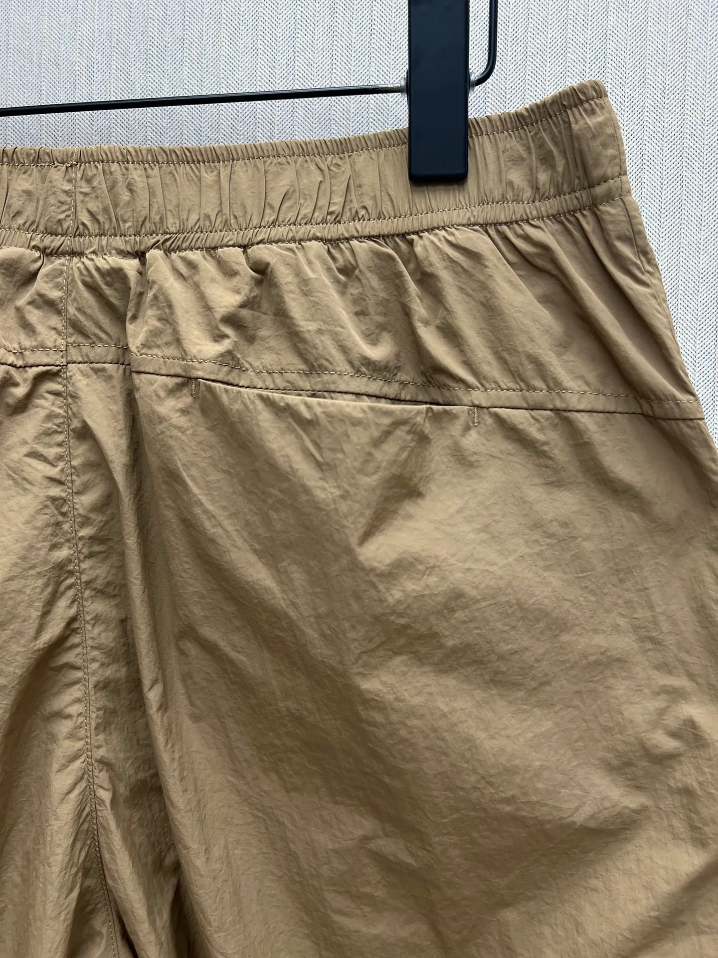 🅿️420 Dior 25ss new shorts, dark blue technical fabric with Dior belt buckle, these shorts are a new interpretation of classic items, highlighting fashion style. Crafted from dark blue technical fabric and finished with a Dior knotted belt buckle for added style. An elasticated waistband and side zip pockets refine the casual silhouette. Pair with a T-shirt for a smart and casual coordinating look.                                         Number of yards: 46.48.50.52.