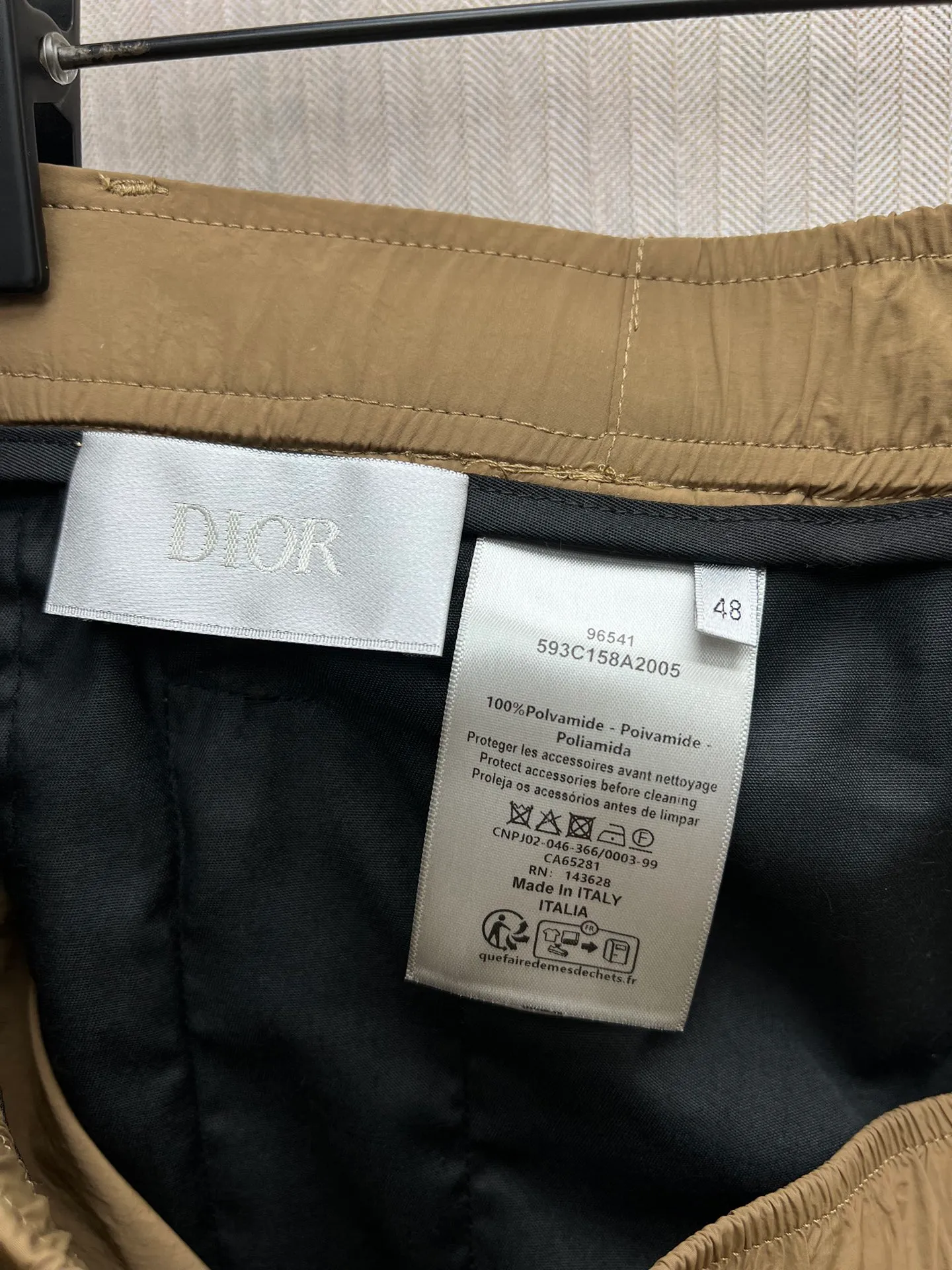 🅿️420 Dior 25ss new shorts, dark blue technical fabric with Dior belt buckle, these shorts are a new interpretation of classic items, highlighting fashion style. Crafted from dark blue technical fabric and finished with a Dior knotted belt buckle for added style. An elasticated waistband and side zip pockets refine the casual silhouette. Pair with a T-shirt for a smart and casual coordinating look.                                         Number of yards: 46.48.50.52.