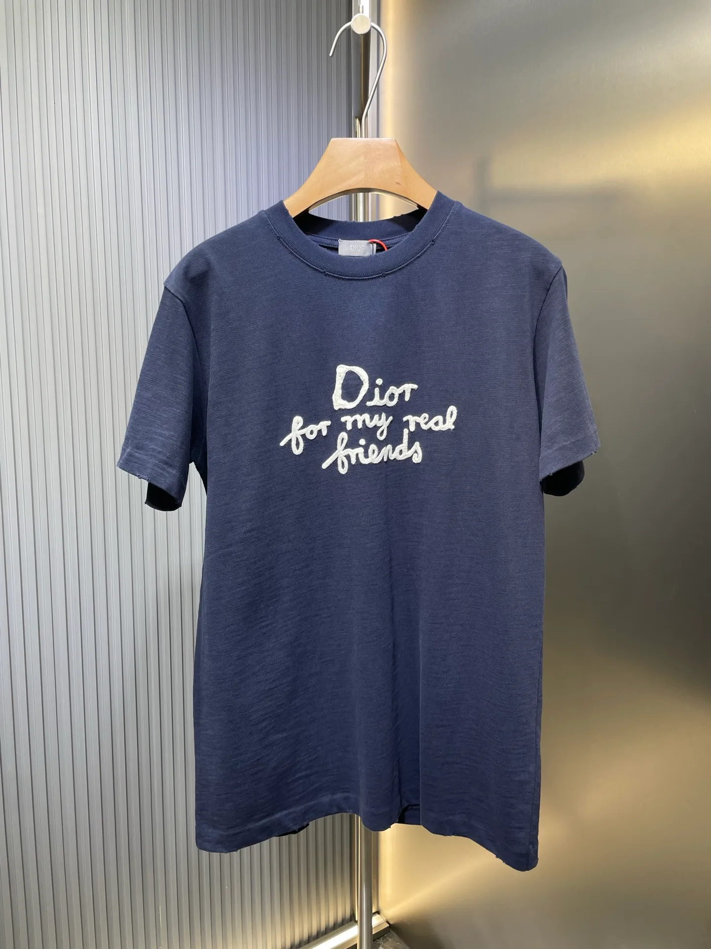 🅿️270 Dior 🌟【Top replica】Terry embroidered short sleeves. Customized slub pattern matt woven cotton. Full texture. Comfortable and close to the skin. The indigo background collides with cloud white. The neat "Dior For My Real Friends" statement on the chest is presented with towel embroidery. It forms a subtle texture layer and makes the text a flowing brand badge. The joint ideological structure becomes a walking joint art exhibition. Technique 1: Using towel embroidery, a traditional hand-made embroidery technology. Embroidery is carried out using the needle method, and is completed by changing the hooking action of a special machine head. The coils are interlocked one by one, thus bringing about a towel-like texture and effect. Process 2: Many parts of the body are worn by pure artificial regular positioning and manual brushing marks. Texture and depth are added to the surface of the clothing to imitate the texture of natural wear. Process 3: The fabrics are washed and have a better hand feel. Not easy to deform, not easy to shrink, not easy to fade, and maintain long-term beauty. Accessories: Customized 1:1 Dior trademark Fit: Loose fit Sizes: S M L XL