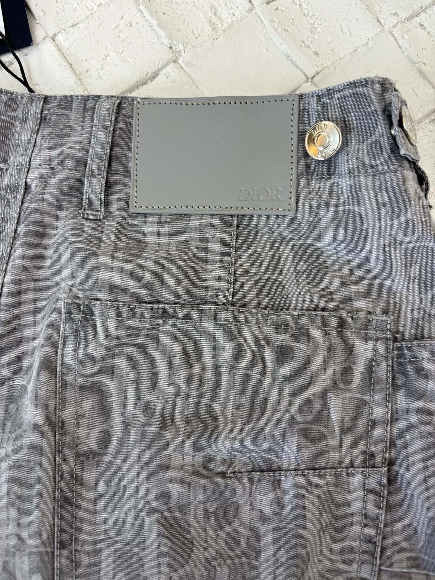 🅿️476 Dio*/Dior 25SS full-print jacquard denim shorts. The fabric letters are printed using a discharge printing process. The color of the original yarn is pulled out to white gray. It is not the so-called printed or jacquard fabric on the market. The fabric texture is thick and stiff, and it is not the soft and thin material on the market. Pay attention to the distinction. The fabric characteristics are not easy to wrinkle. The dyeing yarn 100% restores the original color. Exclusively molded and custom-made aluminum buckles, which will not rust easily after being stored for a long time after washing. The letters "D1OR" on the small button on the pocket are clearly visible. The unique design of the notched lapels and the straight and loose fit not only retains the classic beauty of the lapels, but also gives the shirt a retro and casual atmosphere. A full set of new accessories are customized simultaneously, with perfect details. Size: 46/48/50/52