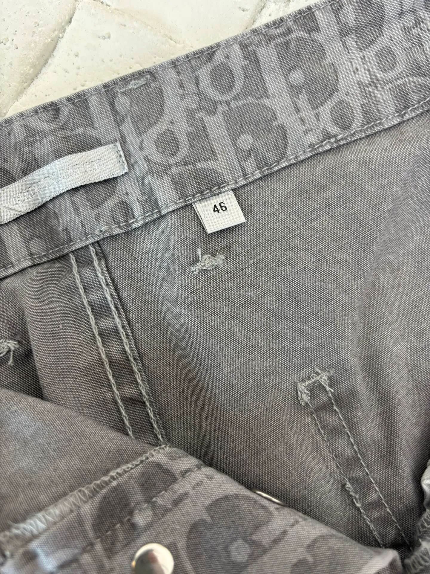 🅿️476 Dio*/Dior 25SS full-print jacquard denim shorts. The fabric letters are printed using a discharge printing process. The color of the original yarn is pulled out to white gray. It is not the so-called printed or jacquard fabric on the market. The fabric texture is thick and stiff, and it is not the soft and thin material on the market. Pay attention to the distinction. The fabric characteristics are not easy to wrinkle. The dyeing yarn 100% restores the original color. Exclusively molded and custom-made aluminum buckles, which will not rust easily after being stored for a long time after washing. The letters "D1OR" on the small button on the pocket are clearly visible. The unique design of the notched lapels and the straight and loose fit not only retains the classic beauty of the lapels, but also gives the shirt a retro and casual atmosphere. A full set of new accessories are customized simultaneously, with perfect details. Size: 46/48/50/52
