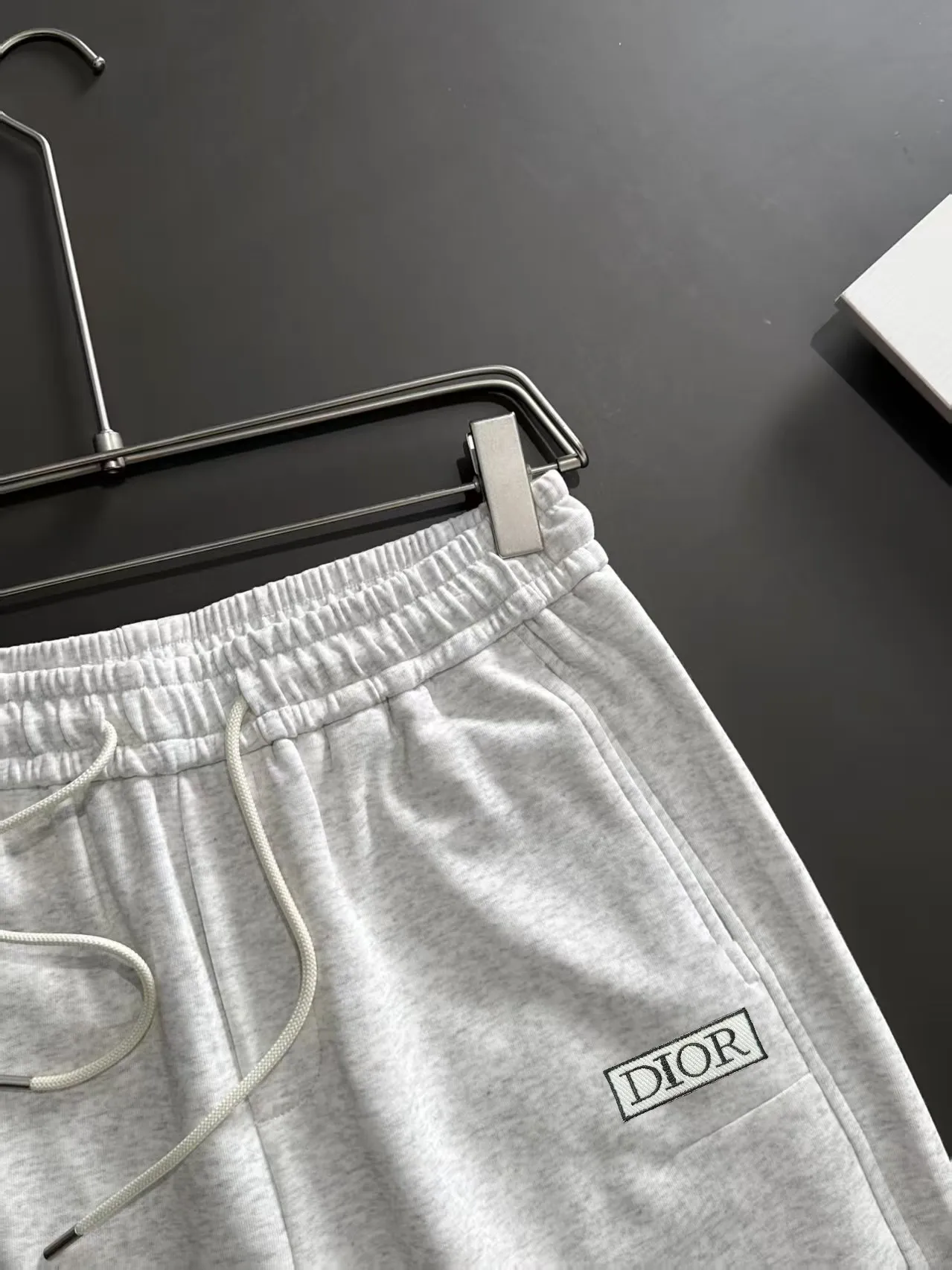 🅿️330 shipped next day. High-quality DIOR Dior 2025 spring and summer new high-definition elastic band casual solid color loose shorts. Made with machines imported from Italy. The hem of the trousers is stitched with two needles. The stitching is fine and firm. The fabric is customized at the counter. It has high breathability and comfort. The details are impeccable. The design concept of brand elements reflects high quality. It feels delicate and soft! It presents a casual cut and the upper body shape is great! Size: M-3XL