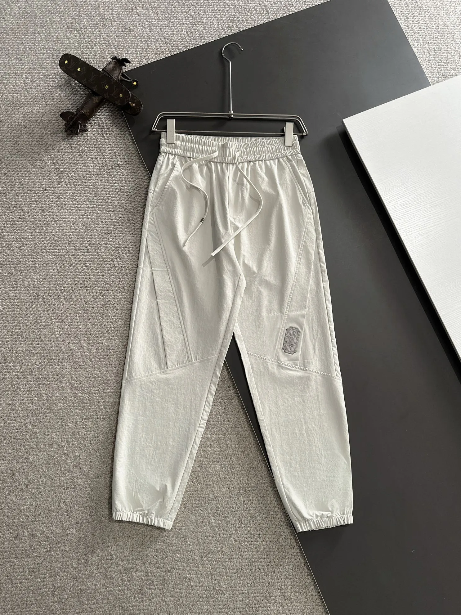 🅿️180 next day shipping Dior 2025 spring and summer new elastic band casual pants, thin counter custom fabrics, high breathability and comfort, impeccable details, brand element design concept, reflecting high quality. It feels delicate and soft! It presents a casual cut and the upper body shape is great! Size: M-4XL