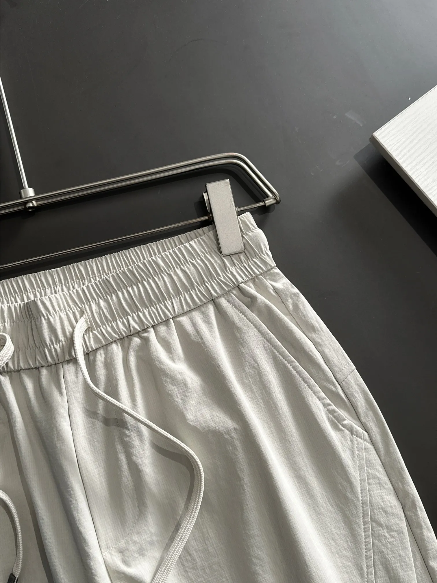 🅿️180 next day shipping Dior 2025 spring and summer new elastic band casual pants, thin counter custom fabrics, high breathability and comfort, impeccable details, brand element design concept, reflecting high quality. It feels delicate and soft! It presents a casual cut and the upper body shape is great! Size: M-4XL