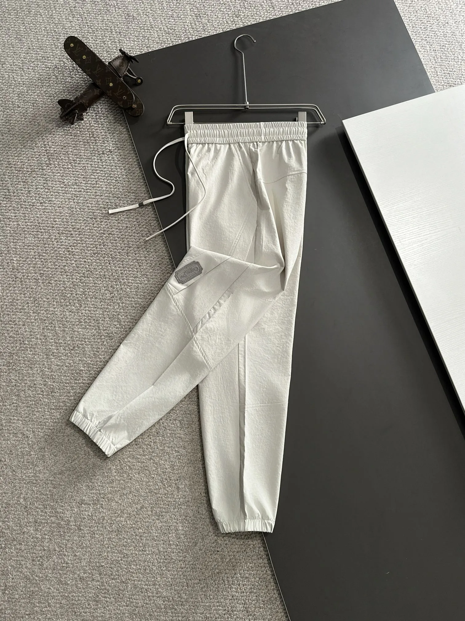 🅿️180 next day shipping Dior 2025 spring and summer new elastic band casual pants, thin counter custom fabrics, high breathability and comfort, impeccable details, brand element design concept, reflecting high quality. It feels delicate and soft! It presents a casual cut and the upper body shape is great! Size: M-4XL