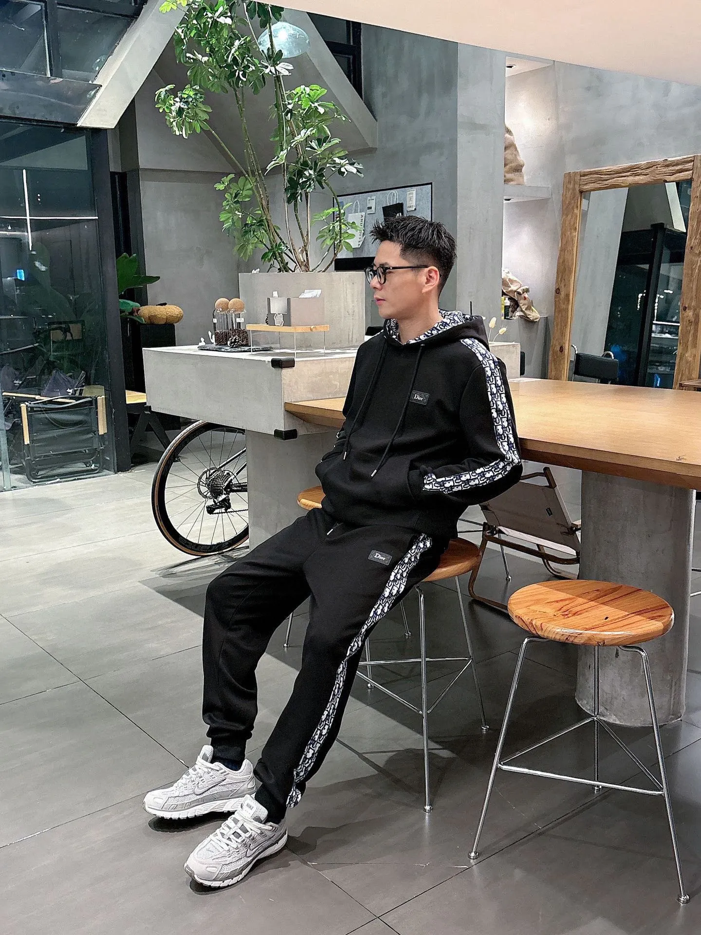 [DIOR Dior] Hot-selling suit is coming. Focus on the original version of the official website. 2025 new hot-selling cardigan and sweatshirt suit. The original order is the best. It is the meticulous work of top designers. It has a fitting and perfect upper body effect. All-natural high-quality Tencel Roman cotton 100%, close-fitting comfort, noble and elegant! Original hardware embodies elegance and nobility! Counter size: M-3XL (maximum wear up to 190 pounds)