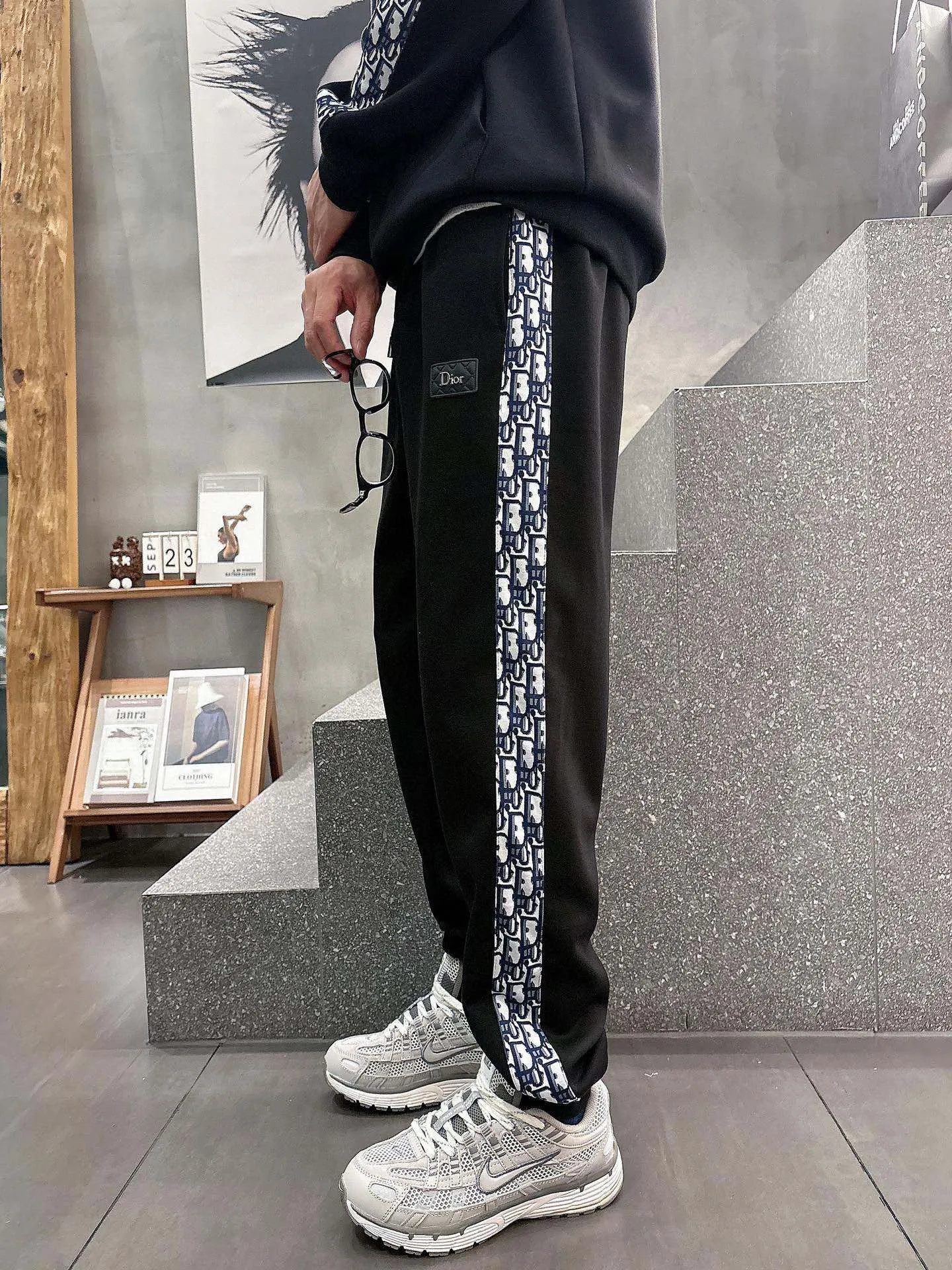 [DIOR Dior] Hot-selling suit is coming. Focus on the original version of the official website. 2025 new hot-selling cardigan and sweatshirt suit. The original order is the best. It is the meticulous work of top designers. It has a fitting and perfect upper body effect. All-natural high-quality Tencel Roman cotton 100%, close-fitting comfort, noble and elegant! Original hardware embodies elegance and nobility! Counter size: M-3XL (maximum wear up to 190 pounds)