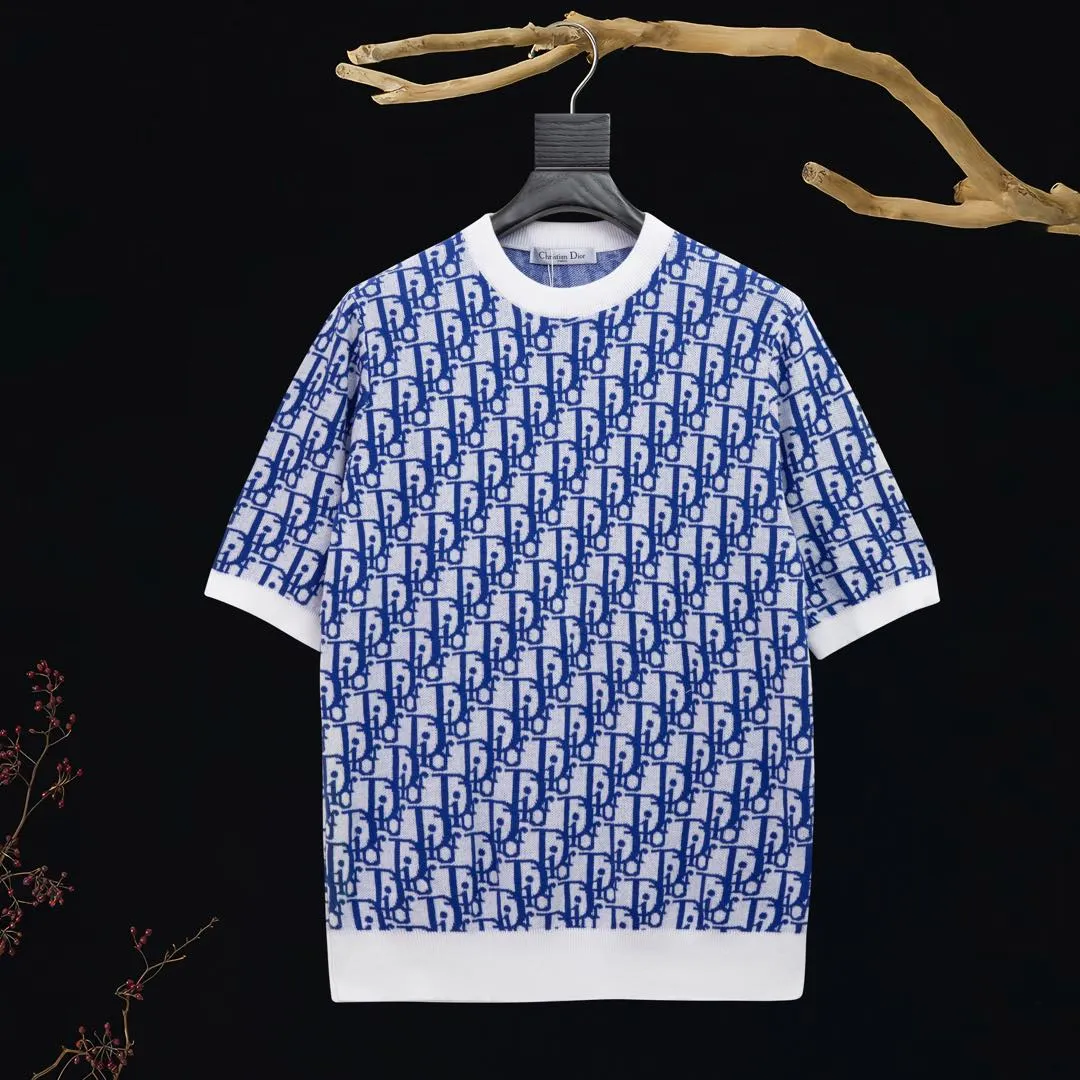 🅿️210 ✈️Dior blue cotton fabric Oblique knitted jacquard crew neck This knitted sweater showcases Dior’s iconic Oblique jacquard. Carefully crafted from blue and white cotton jacquard fabric, it has a straight cut and can be matched with various styles to show your personality. Decorated with Blue and White Oblique Jacquard throughout Ribbed collar, cuffs and hem 100% cotton *This garment is crafted from lightweight jersey Unisex! Size:XS-S-M-L