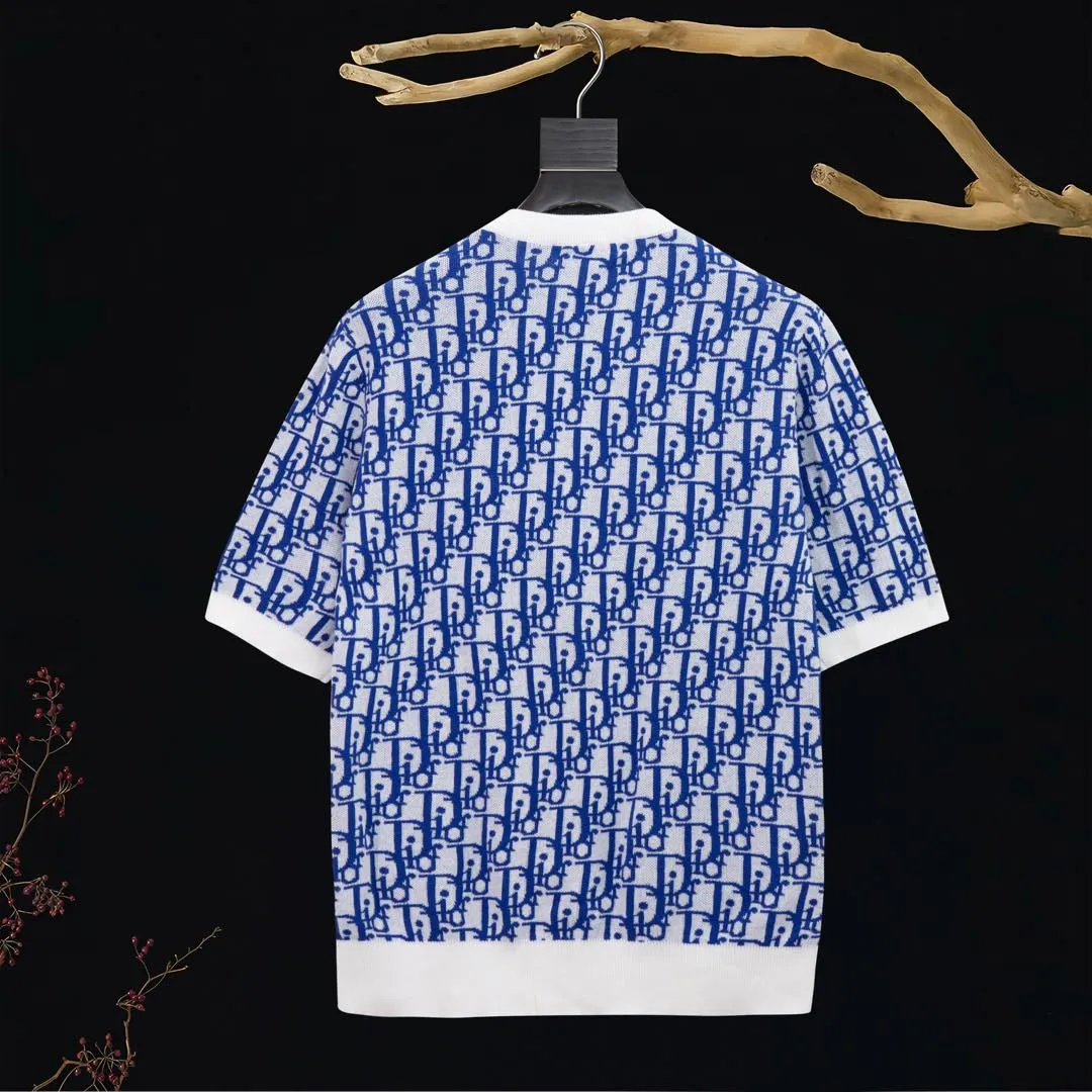 🅿️210 ✈️Dior blue cotton fabric Oblique knitted jacquard crew neck This knitted sweater showcases Dior’s iconic Oblique jacquard. Carefully crafted from blue and white cotton jacquard fabric, it has a straight cut and can be matched with various styles to show your personality. Decorated with Blue and White Oblique Jacquard throughout Ribbed collar, cuffs and hem 100% cotton *This garment is crafted from lightweight jersey Unisex! Size:XS-S-M-L