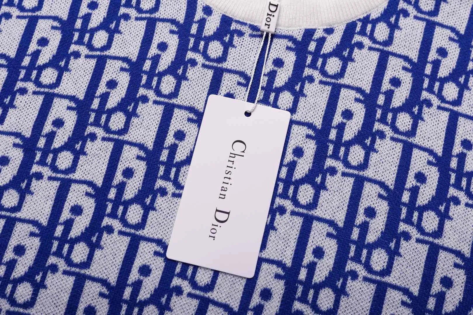 🅿️210 ✈️Dior blue cotton fabric Oblique knitted jacquard crew neck This knitted sweater showcases Dior’s iconic Oblique jacquard. Carefully crafted from blue and white cotton jacquard fabric, it has a straight cut and can be matched with various styles to show your personality. Decorated with Blue and White Oblique Jacquard throughout Ribbed collar, cuffs and hem 100% cotton *This garment is crafted from lightweight jersey Unisex! Size:XS-S-M-L