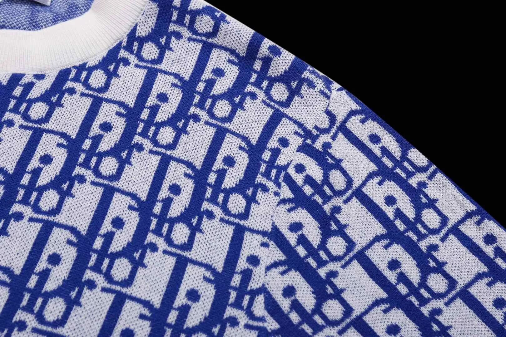 🅿️210 ✈️Dior blue cotton fabric Oblique knitted jacquard crew neck This knitted sweater showcases Dior’s iconic Oblique jacquard. Carefully crafted from blue and white cotton jacquard fabric, it has a straight cut and can be matched with various styles to show your personality. Decorated with Blue and White Oblique Jacquard throughout Ribbed collar, cuffs and hem 100% cotton *This garment is crafted from lightweight jersey Unisex! Size:XS-S-M-L