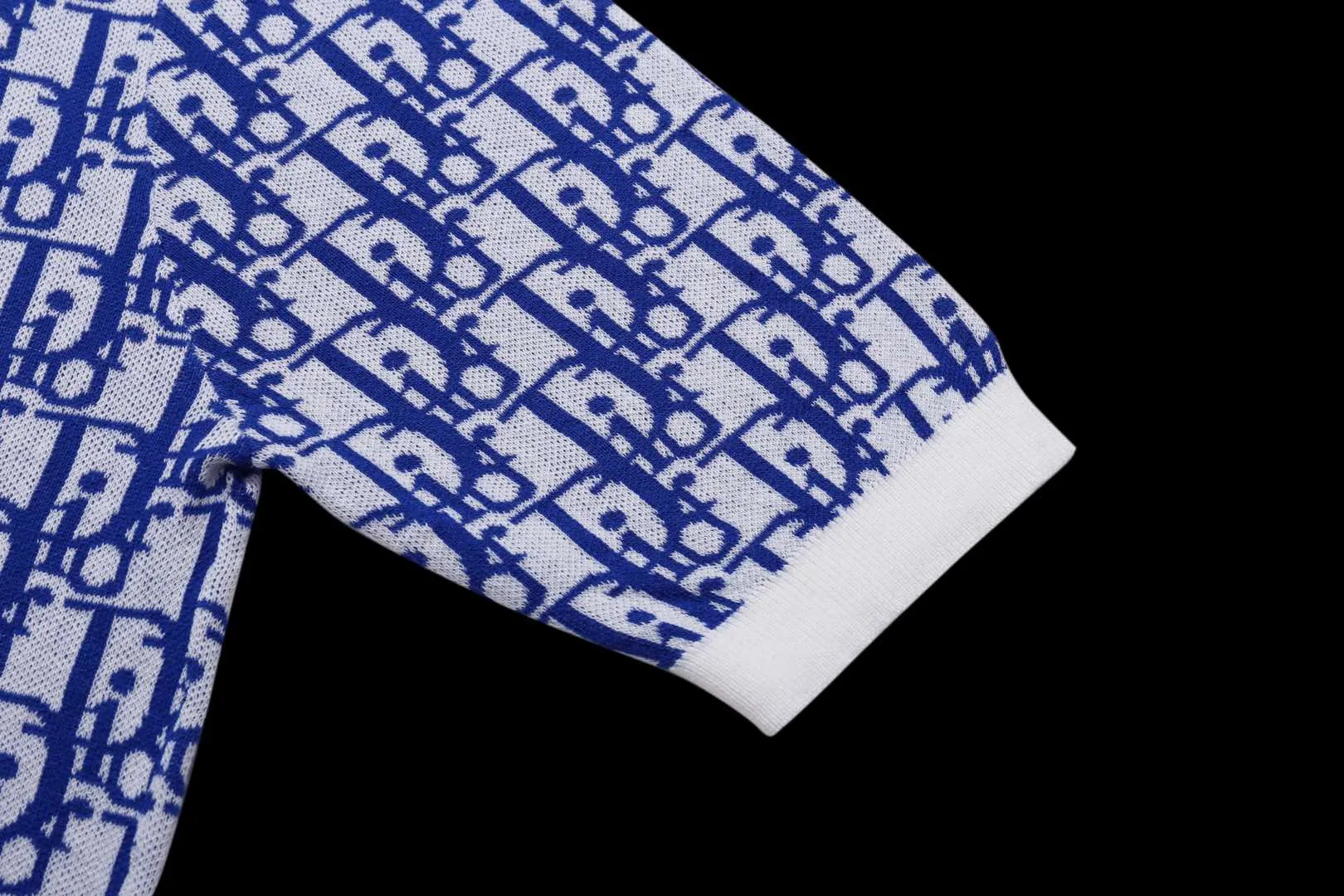 🅿️210 ✈️Dior blue cotton fabric Oblique knitted jacquard crew neck This knitted sweater showcases Dior’s iconic Oblique jacquard. Carefully crafted from blue and white cotton jacquard fabric, it has a straight cut and can be matched with various styles to show your personality. Decorated with Blue and White Oblique Jacquard throughout Ribbed collar, cuffs and hem 100% cotton *This garment is crafted from lightweight jersey Unisex! Size:XS-S-M-L
