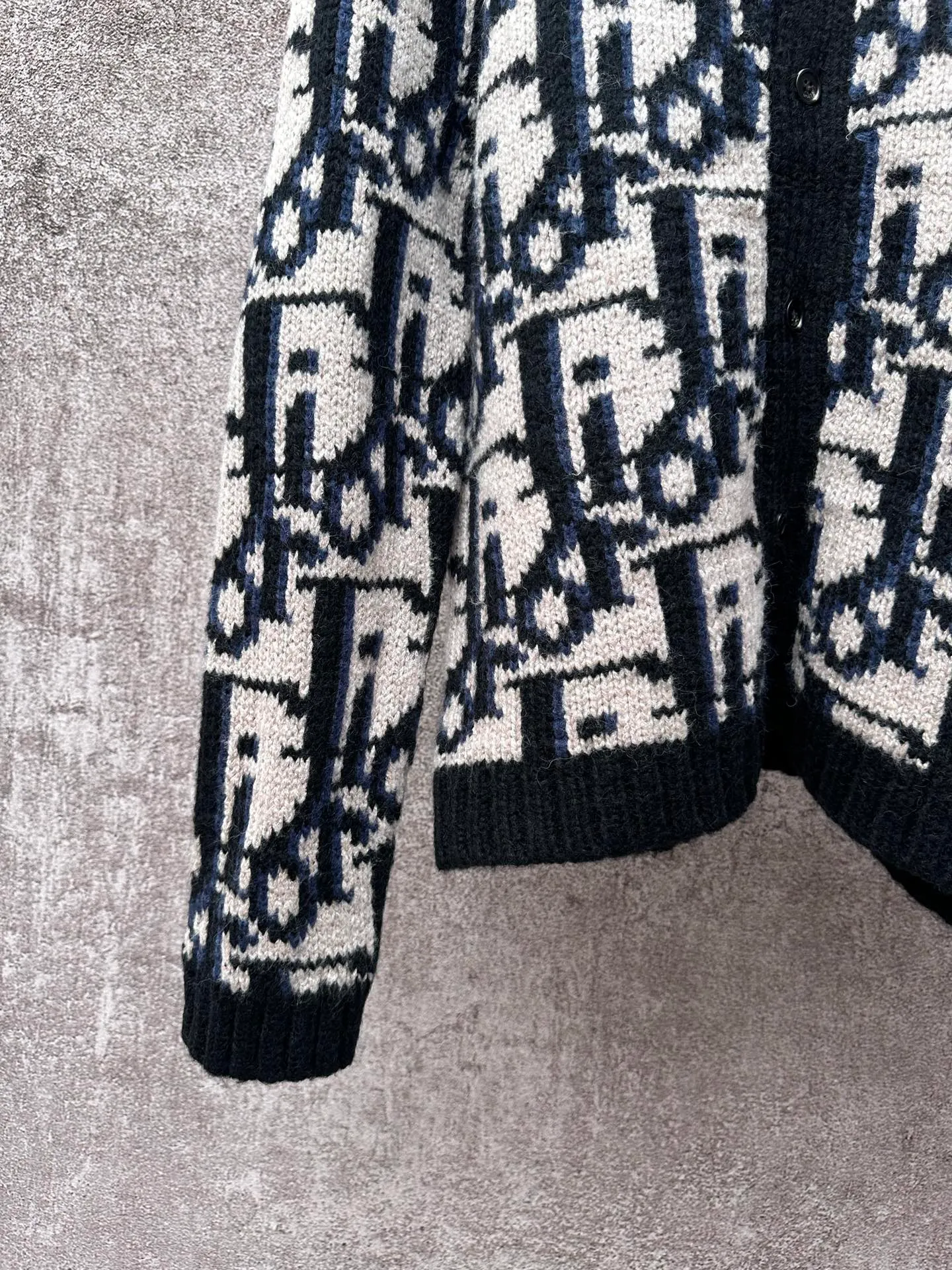 🅿️520 Dior 25ss new cardigan reinterprets Dior’s classic Oblique print. Crafted from blue mohair-blend jersey in a classic silhouette, it's finished with an all-over Oblique print for a bold contrast. Wear it with a variety of T-shirts and trousers this season.  Size: S M L XL