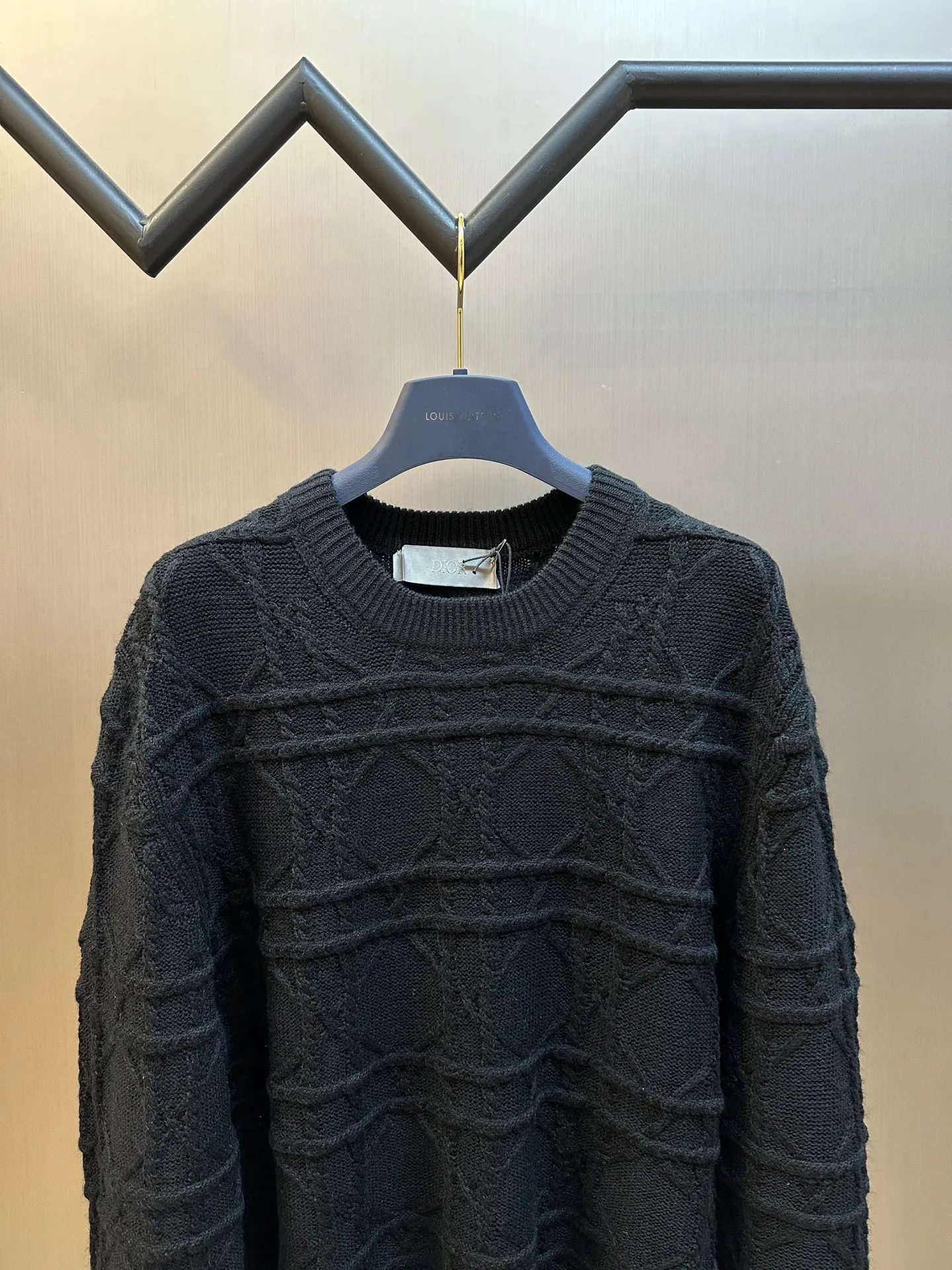 🅿️600 Dior Cannage Pattern Crew Neck Sweater This cannage pattern sweater is from the Dior Icons series, highlighting Dior's exquisite craftsmanship and fine tradition with an elegant and casual style.  Crafted from beige cashmere cable-knit fabric, the classic cannage pattern is reinterpreted with intricate details. Pair with the collection's trousers for a chic look.  size：xs s m l