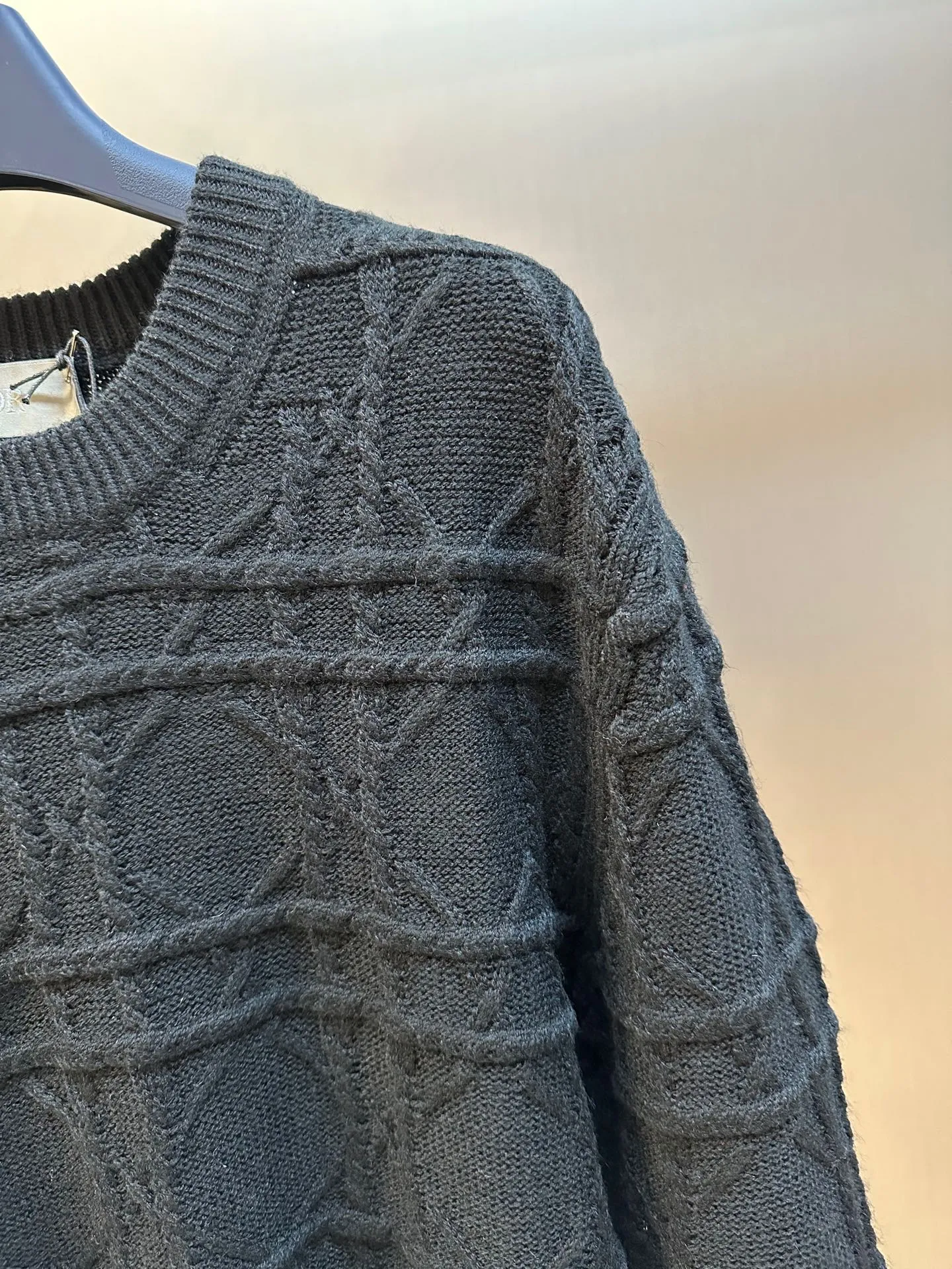 🅿️600 Dior Cannage Pattern Crew Neck Sweater This cannage pattern sweater is from the Dior Icons series, highlighting Dior's exquisite craftsmanship and fine tradition with an elegant and casual style.  Crafted from beige cashmere cable-knit fabric, the classic cannage pattern is reinterpreted with intricate details. Pair with the collection's trousers for a chic look.  size：xs s m l